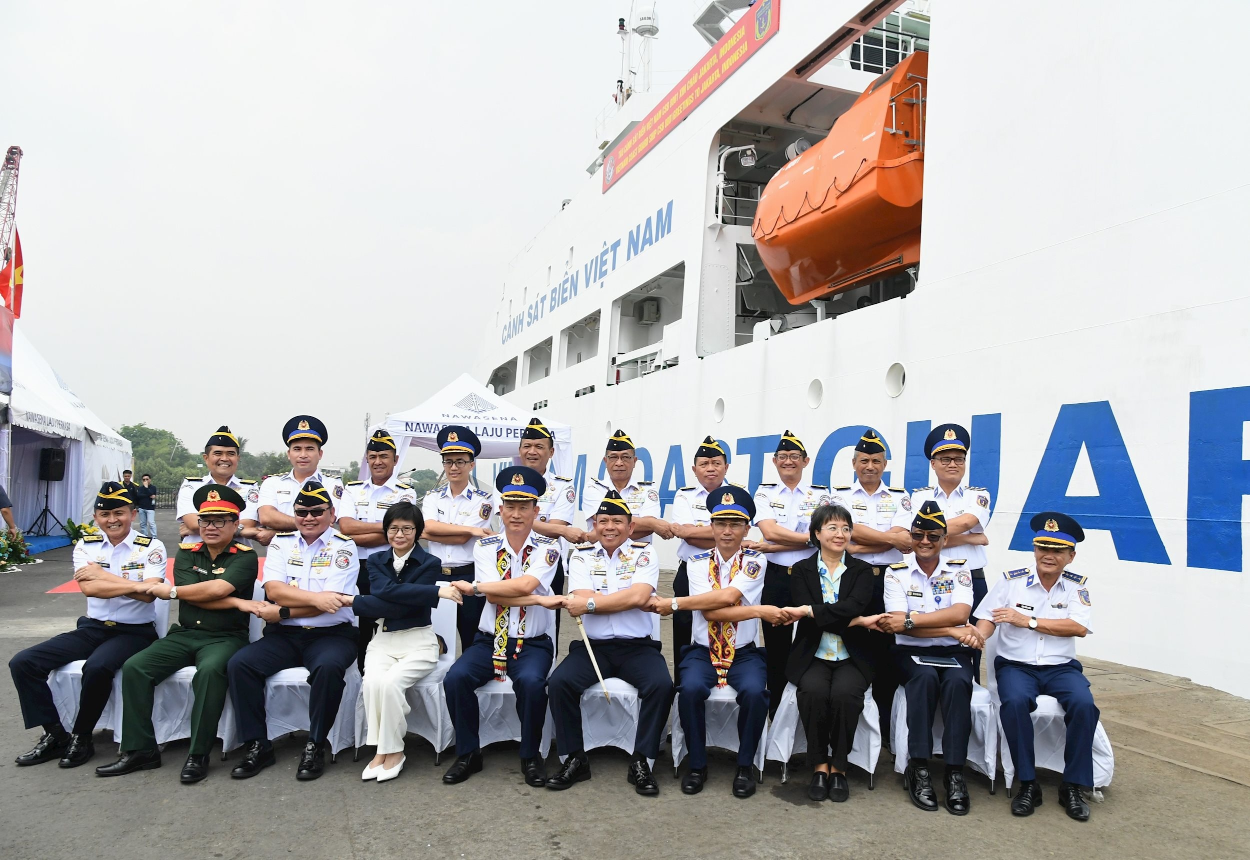 Đại diện lãnh đạo của hai lực lượng Cảnh sát biển Việt Nam và Indonesia chụp ảnh lưu niệm