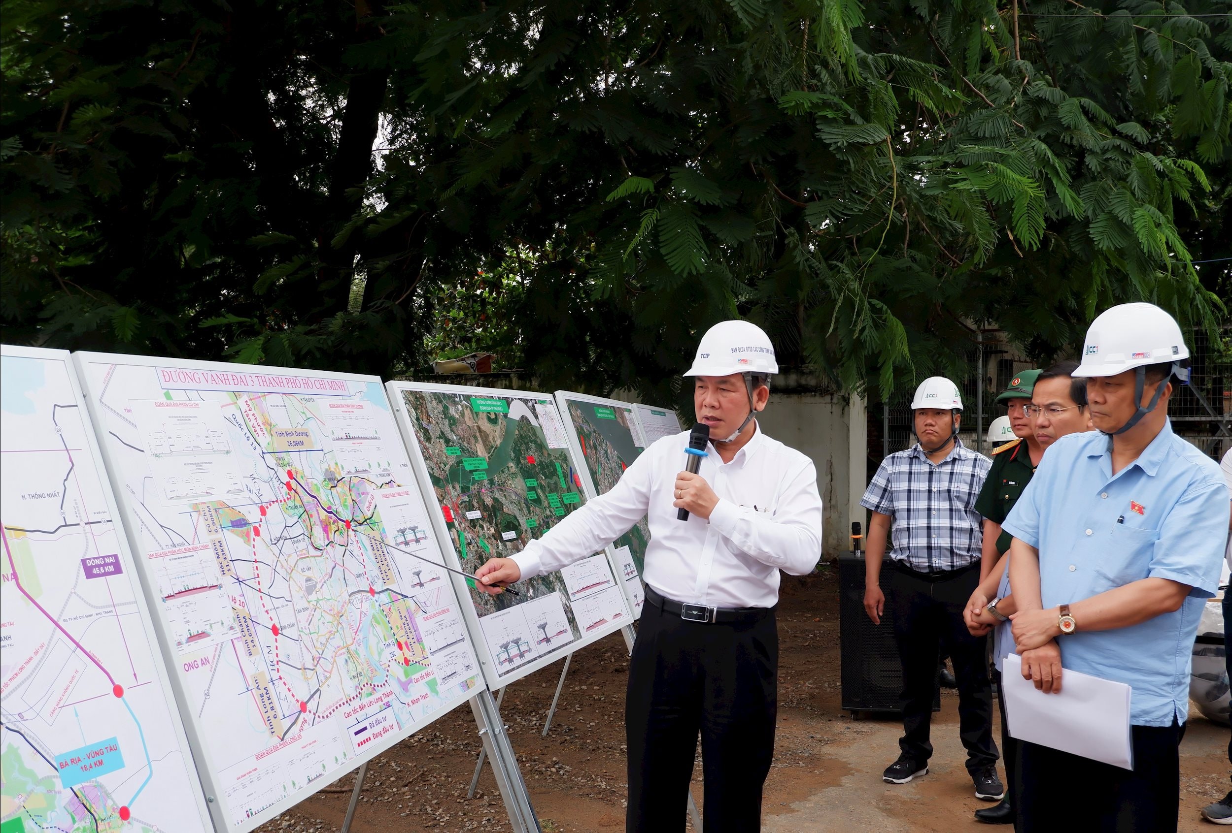 Phó Chủ tịch Quốc hội Vũ Hồng Thanh khảo sát Dự án đầu tư xây dựng đường Vành đai 3 TP. Hồ Chí Minh. Ảnh: Hoa Lê
