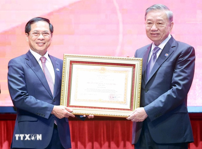 Tổng Bí thư Tô Lâm trao tặng Huân chương Lao động hạng Nhất cho Bộ Ngoại giao. (Ảnh: Thống Nhất/TTXVN) ttxvn-tong-bi-thu-to-lam-du-du-le-ky-niem-80-nam-ngay-truyen-thong-nganh-ngoai-giao-viet-nam-8232906-1.jpg