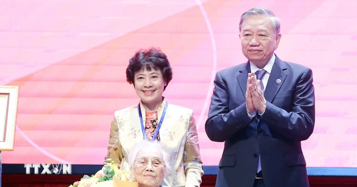 Tổng Bí thư Tô Lâm trao danh hiệu Anh hùng Lao động cho đồng chí Nguyễn Thị Bình, nguyên Ủy viên Trung ương Đảng, nguyên Phó Chủ tịch nước, nguyên Bộ Trưởng Bộ Ngoại giao Chính phủ cách mạng lâm thời Cộng hòa miền Nam Việt Nam. (Ảnh: Thống Nhất/TTXVN) ttxvn-tong-bi-thu-to-lam-du-du-le-ky-niem-80-nam-ngay-truyen-thong-nganh-ngoai-giao-viet-nam-8232906-2.jpg