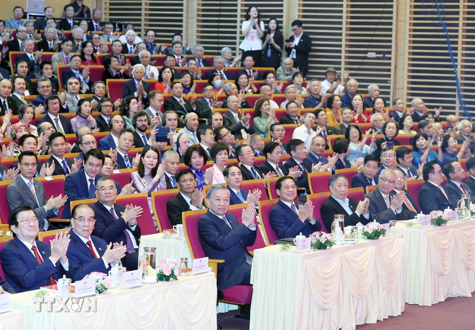 Tổng Bí thư Tô Lâm, các đồng chí lãnh đạo, nguyên lãnh đạo Đảng Nhà nước và các đại biểu dự Lễ kỷ niệm 80 năm Ngày truyền thống ngành Ngoại giao Việt Nam. (Ảnh: Thống Nhất/TTXVN)