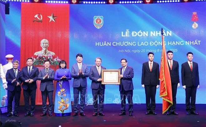 Prime Minister Pham Minh Chinh (fourth, right) awards the first-class Labour Order to the Ministry of Justice. (Photo: VNA) pm2.jpg