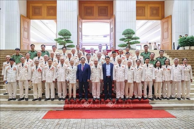 Prime Minister Pham Minh Chinh poses for a photo with the Liaison Committee of public security officers who were dispatched to support the southern battlefield during the war, August 25, 2025. (Photo: VNA) thu-tuong-2.jpg