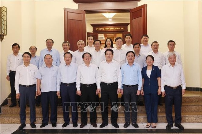 Politburo member and State President Luong Cuong (front, fifth from left) in a photo with the Standing Board of the Party Committee of Gia Lai province on August 25, 2025. (Photo: VNA) ctn-voi-gia-lai.jpg