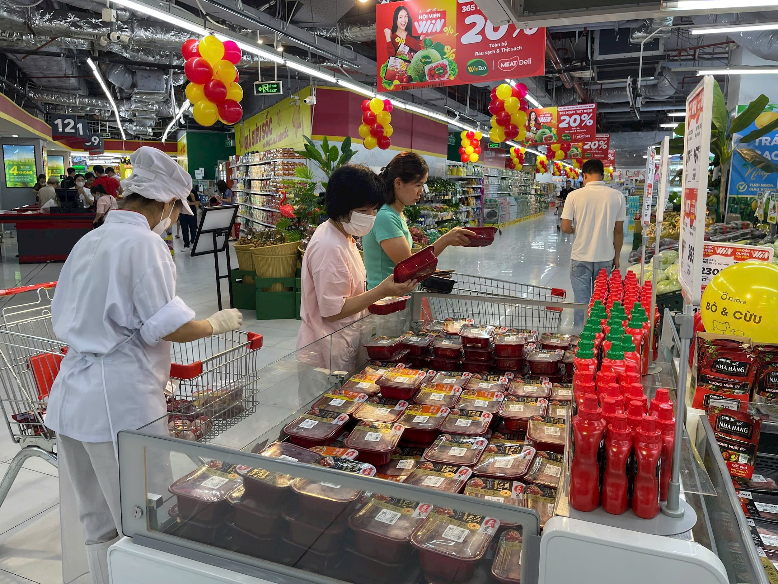 Người tiêu dùng chọn mua thịt ủ mát MEATDeli tại hệ thống siêu thị WinMart_ WinMart+, WiN