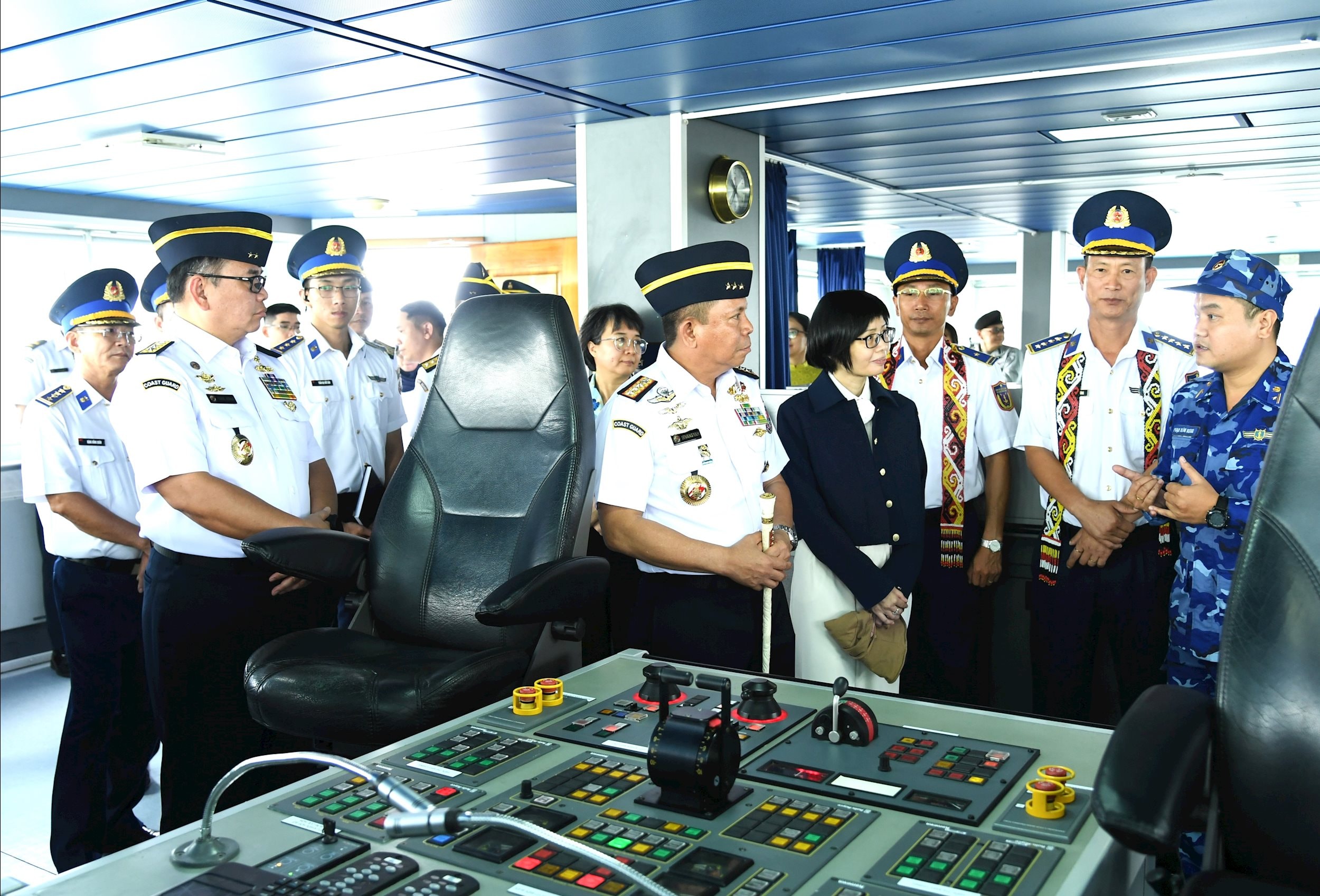 Tư lệnh lực lượng Cảnh sát biển Indonesia và đoàn công tác thăm quan Tàu Cảnh sát biển Việt Nam 8001