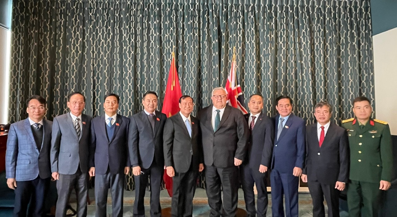 Chủ tịch Quốc hội New Zealand Gerry Brownlee và Đoàn đại biểu Ủy ban Quốc phòng, An ninh và Đối ngoại chụp hình lưu niệm
