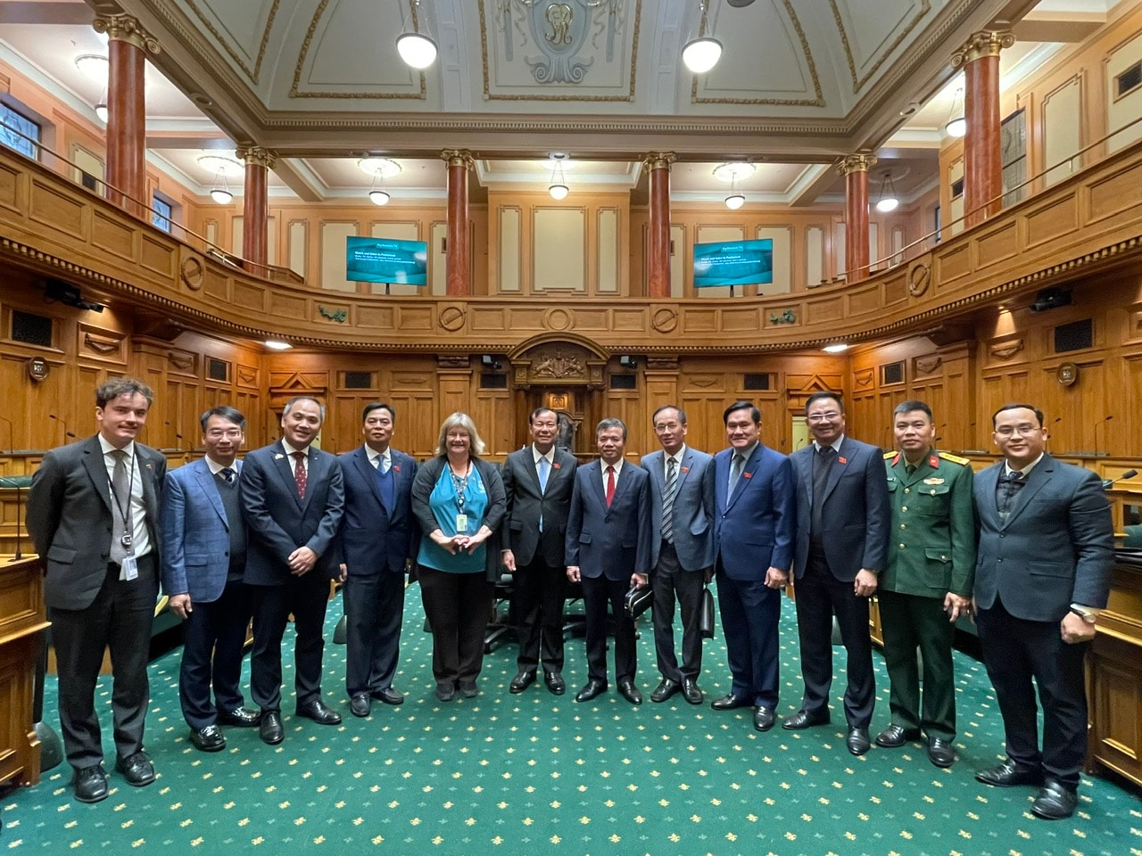 Đoàn đại biểu Ủy ban Quốc phòng, An ninh và Đối ngoại thăm quan Nhà Quốc hội New Zealand