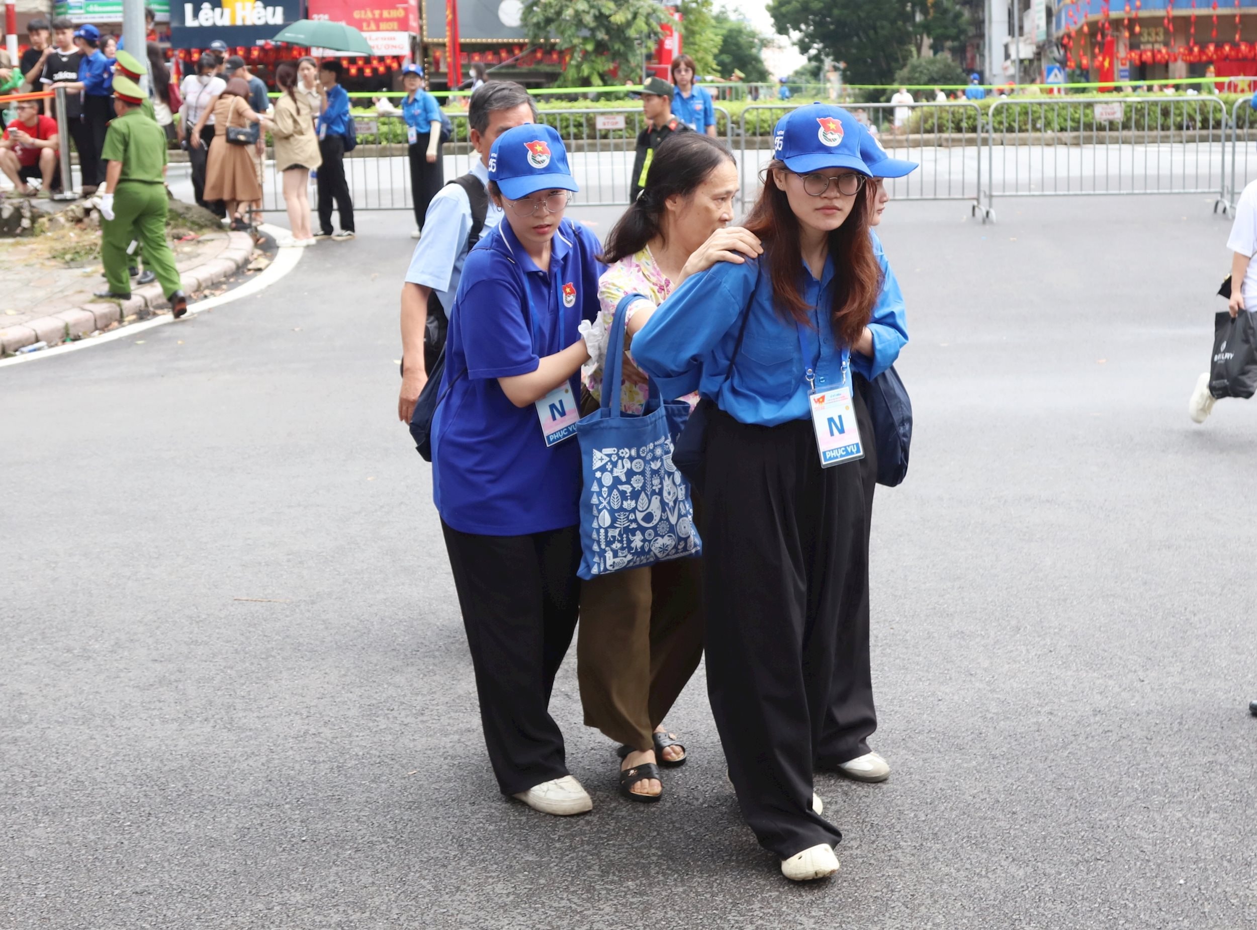 Sắc xanh tuổi trẻ hoà cùng màu cờ đỏ thắm 