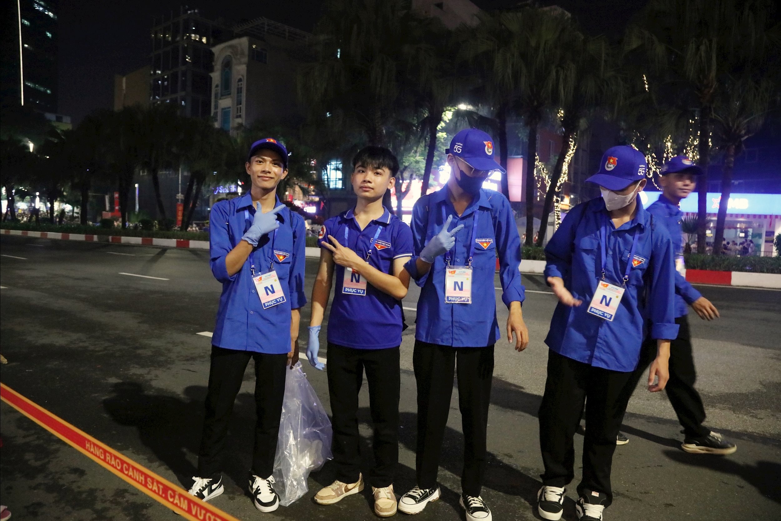 Các bạn đoàn viên thanh niên của Trường Cao đẳng điện tử điện lạnh Hà Nội hỗ trợ dọn rác sau buổi sơ duyệt.