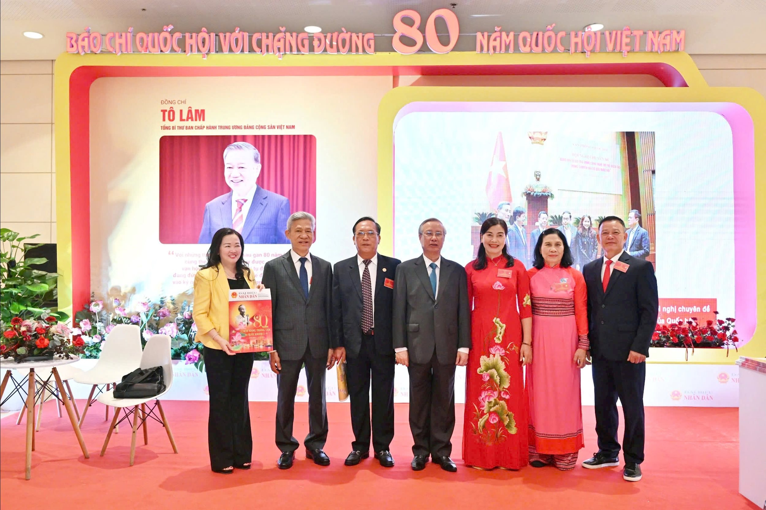Tổng Biên tập Báo Đại biểu Nhân dân Phạm Thị Thanh Huyền và các đại biểu tham quan gian trưng bày