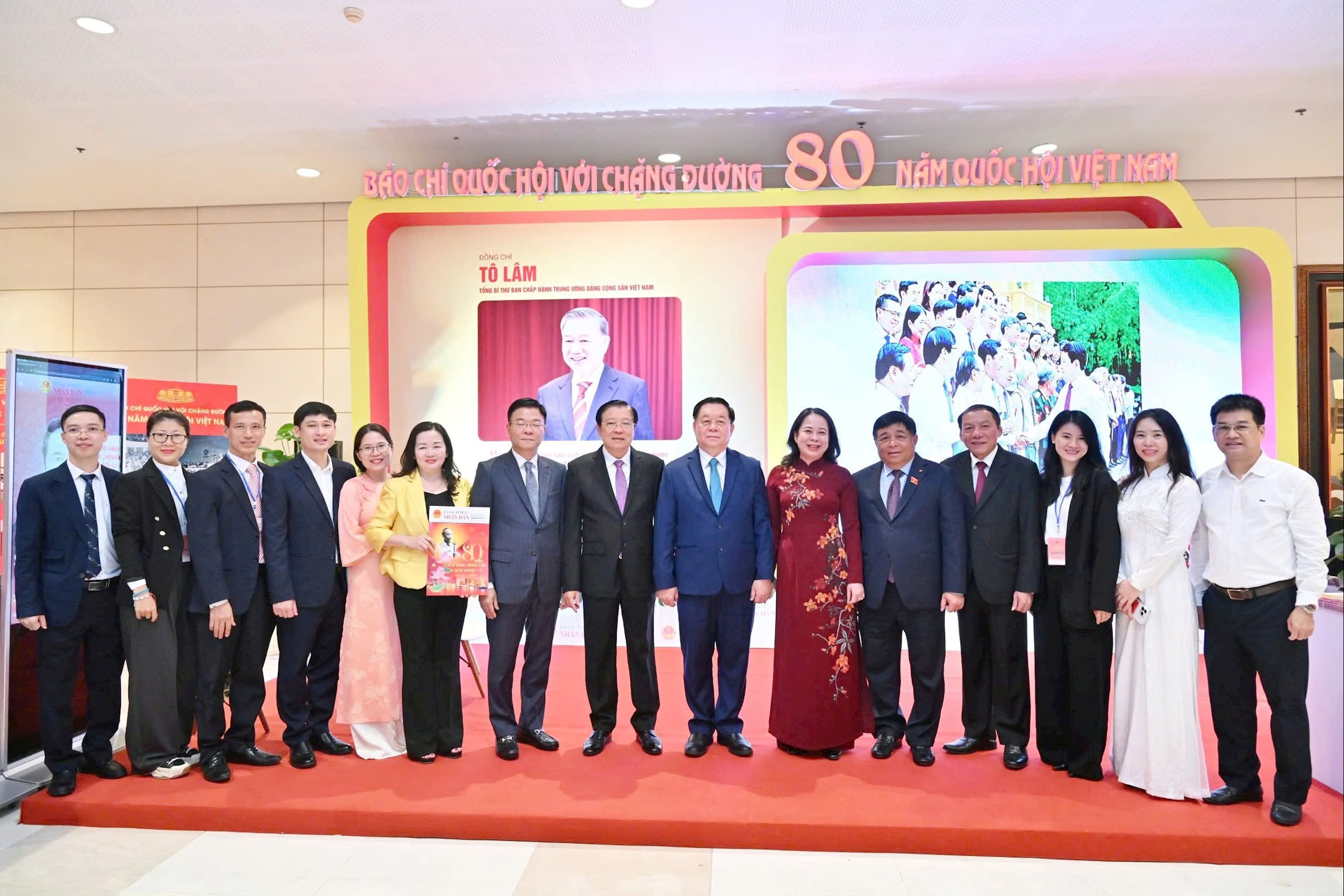 Tổng Biên tập Báo Đại biểu Nhân dân Phạm Thị Thanh Huyền và các đại biểu tham quan gian trưng bày
