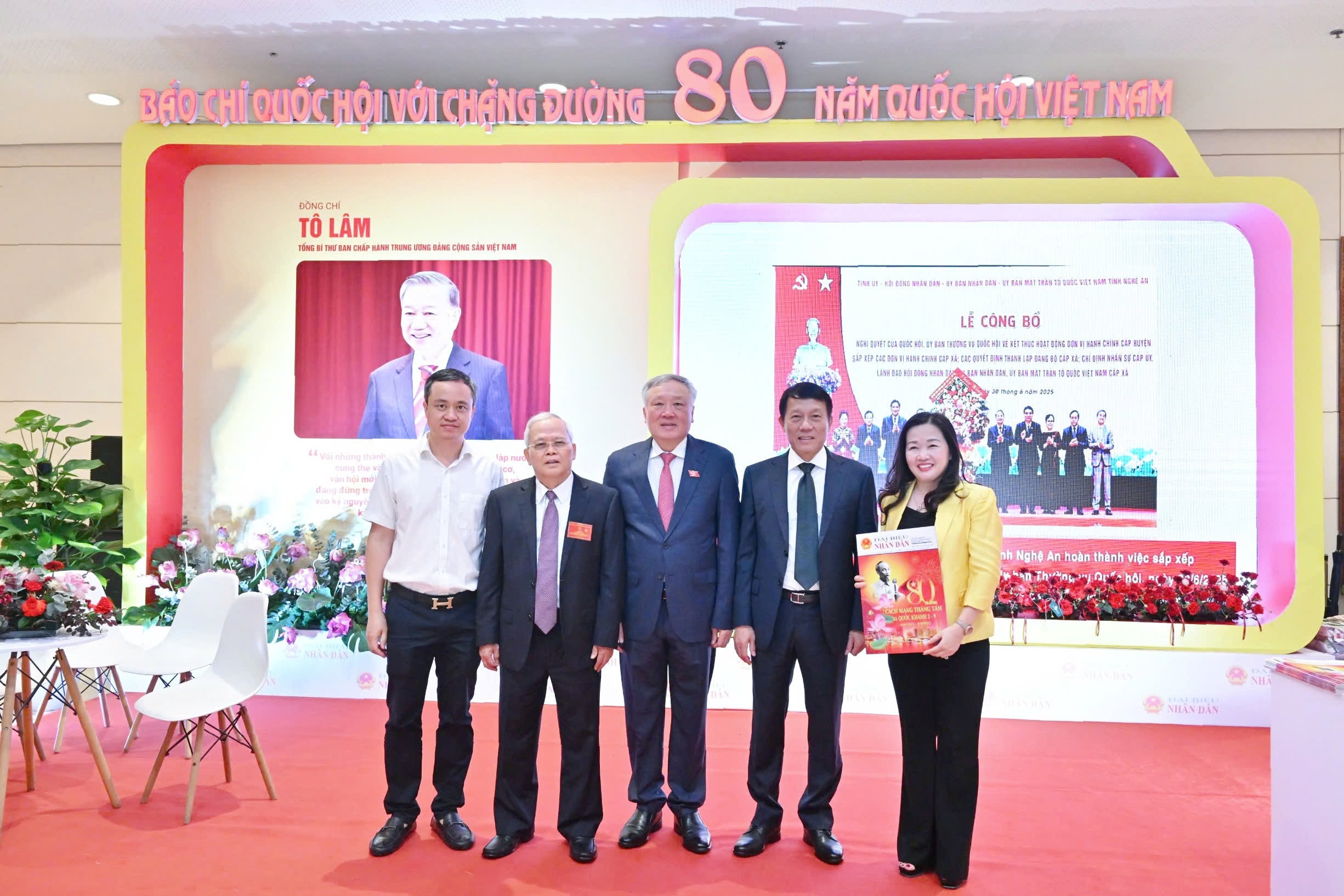Tổng Biên tập Báo Đại biểu Nhân dân Phạm Thị Thanh Huyền và các đại biểu tham quan gian trưng bày