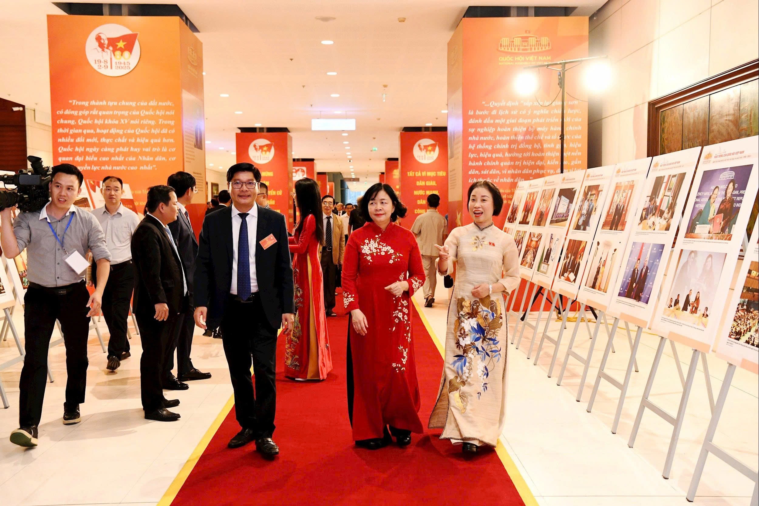 Bí thư Thành ủy Hà Nội Bùi Thị Minh Hoài tham quan gian trưng bày 