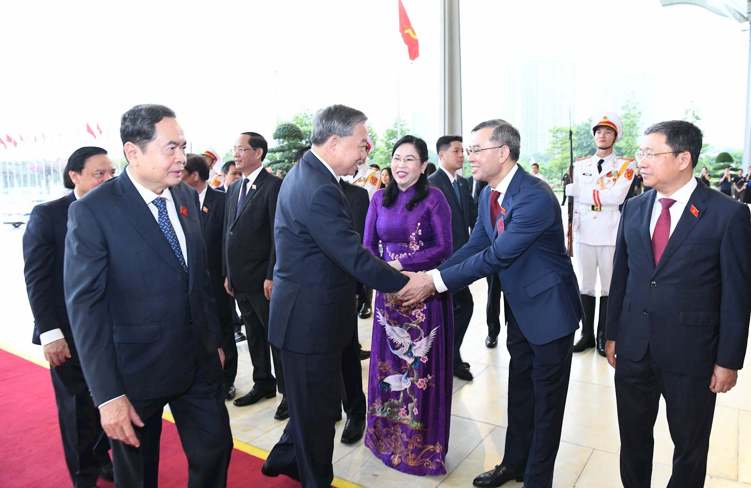 Chủ tịch Quốc hội Trần Thanh Mẫn và Lãnh đạo Quốc hội, cùng các đại biểu đón Tổng Bí thư Tô Lâm đến dự Chương trình gặp mặt. Ảnh: Lâm Hiển