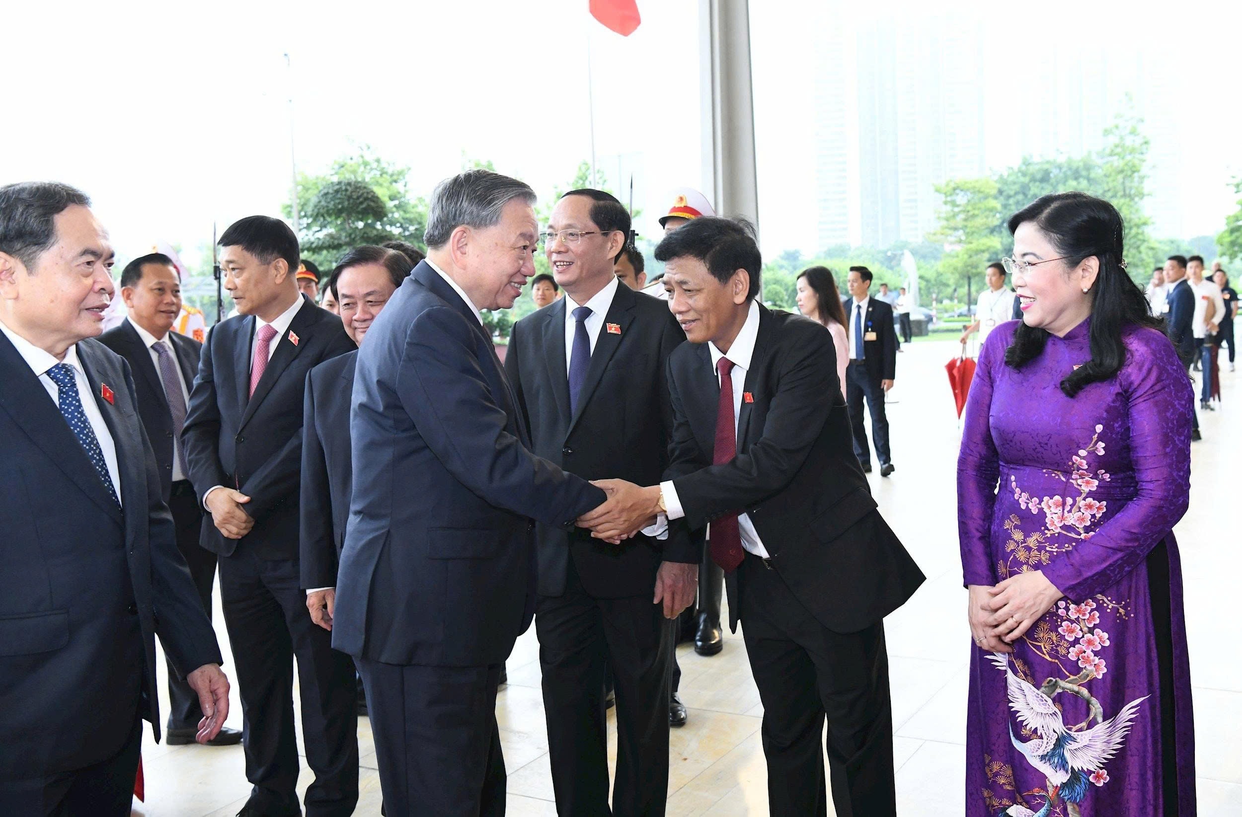 Chủ tịch Quốc hội Trần Thanh Mẫn và Lãnh đạo Quốc hội, cùng các đại biểu đón Tổng Bí thư Tô Lâm đến dự Chương trình gặp mặt. Ảnh: Lâm Hiển