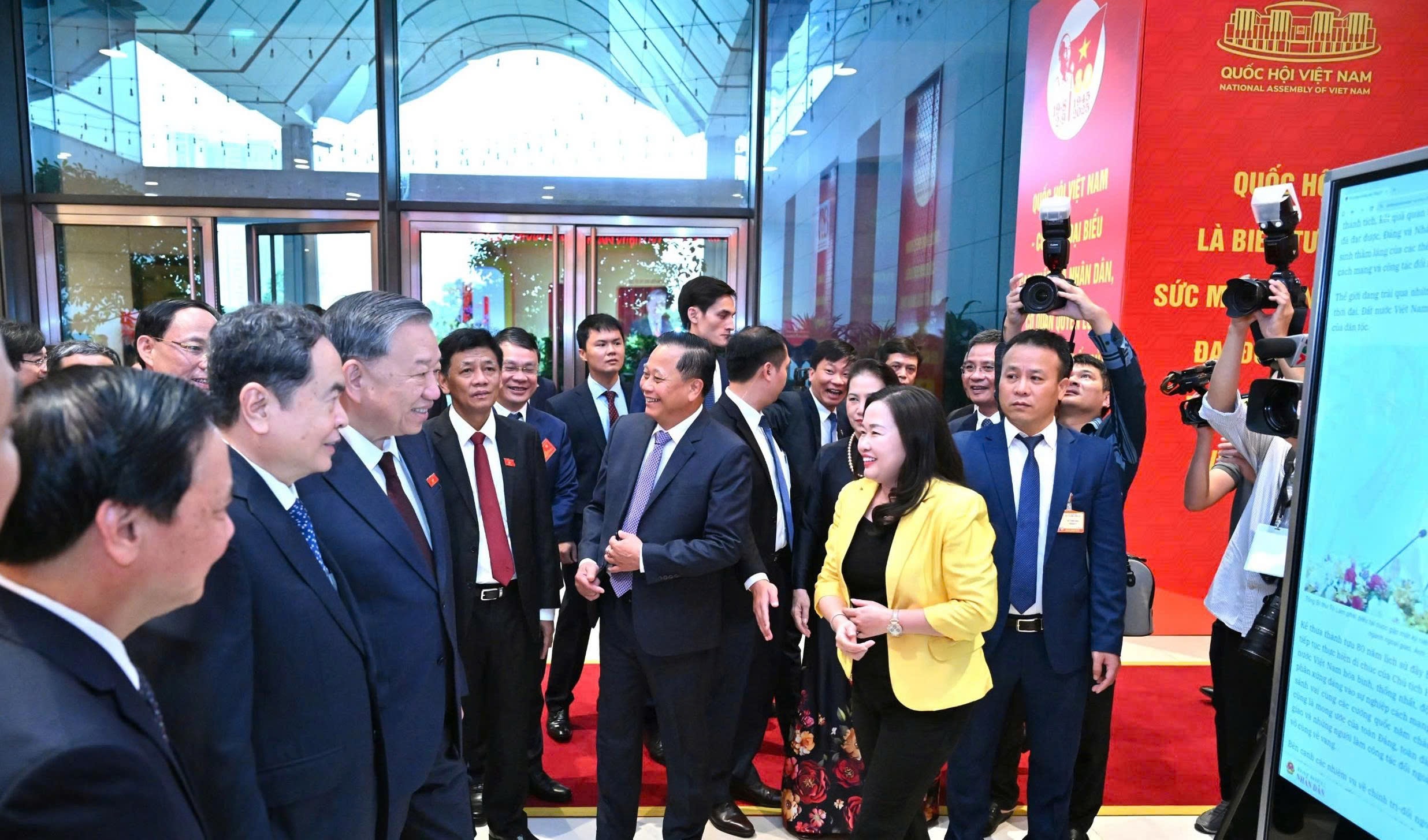 Tổng Bí thư Tô Lâm, Chủ tịch Quốc hội Trần Thanh Mẫn và các đại biểu tham quan gian trưng bày