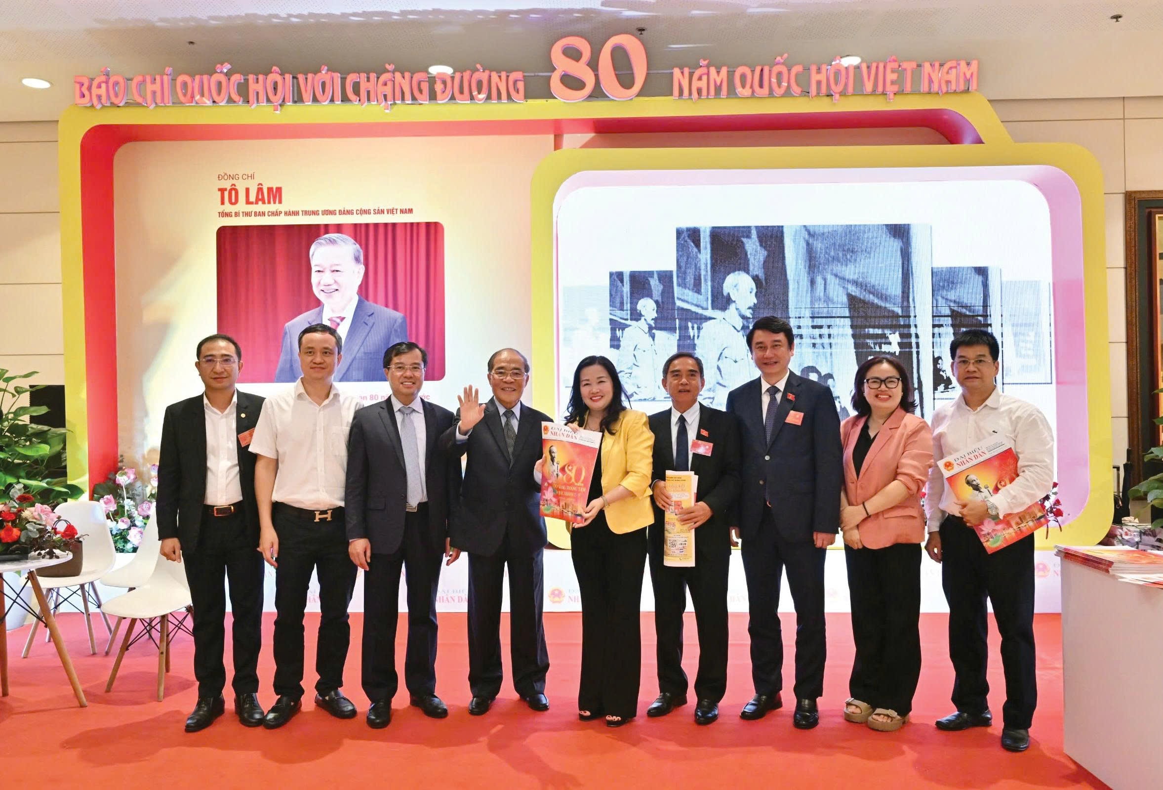 Nguyên Chủ tịch Quốc hội Nguyễn Sinh Hùng chụp ảnh lưu niệm với Tổng Biên tập Báo Đại biểu Nhân dân Phạm Thị Thanh Huyền và các đại biểu. Ảnh: Quang Khánh