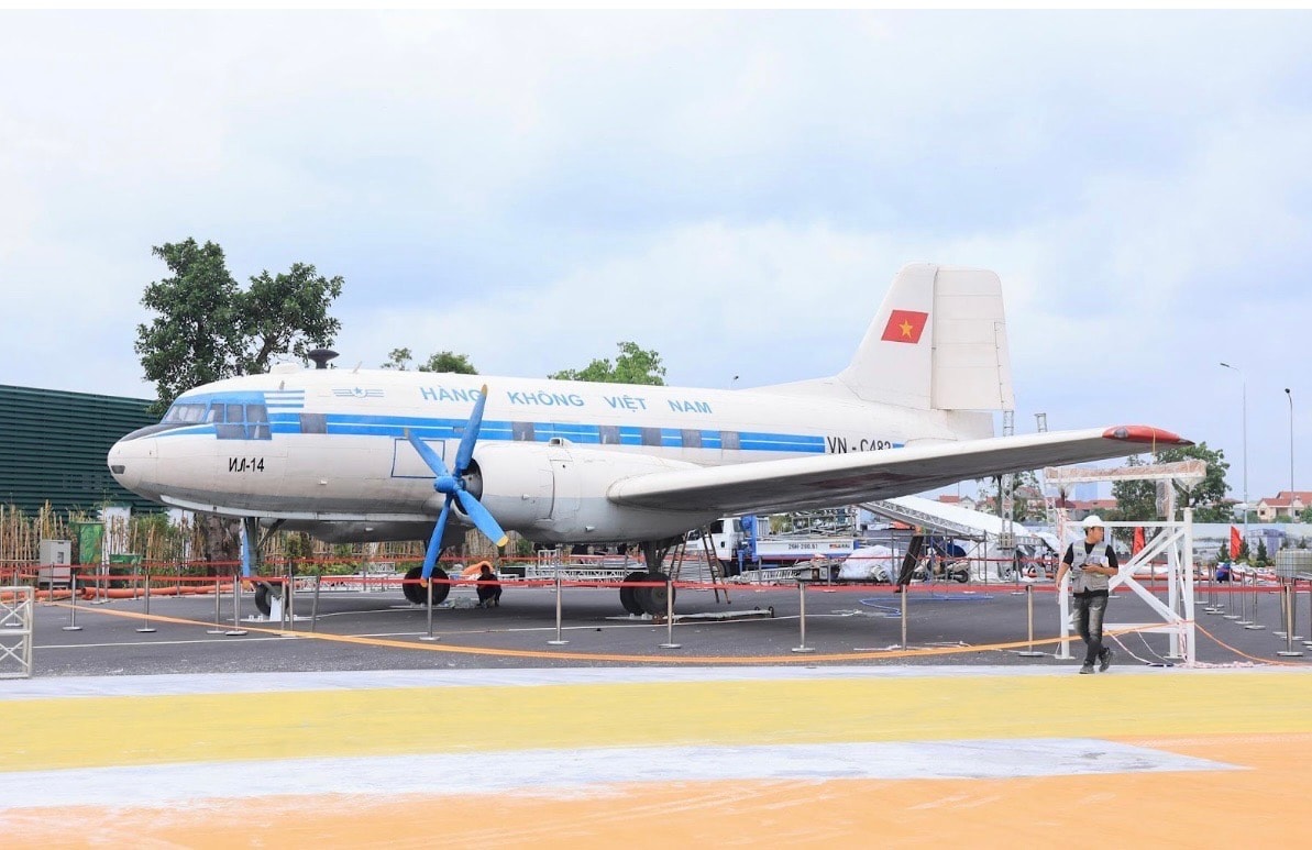 Máy bay IL-14 - chiếc chuyên cơ từng nhiều lần thực hiện các chuyến bay đặc biệt, chở Chủ tịch Hồ Chí Minh cùng lãnh đạo Đảng, Nhà nước trong thời kỳ kháng chiến chống Mỹ. Ảnh VNA