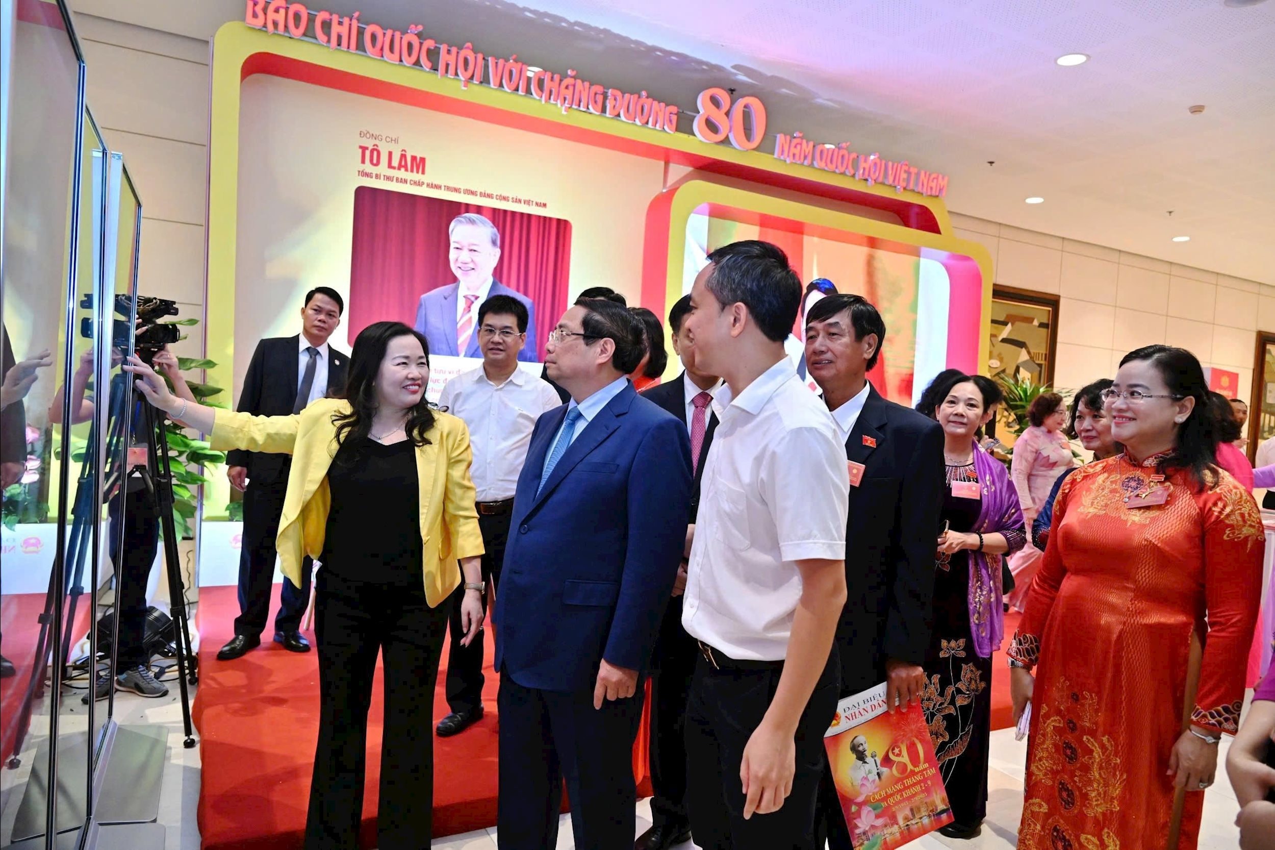 Tổng Biên tập Báo Đại biểu Nhân dân Phạm Thị Thanh Huyền giới thiệu gian trưng bày