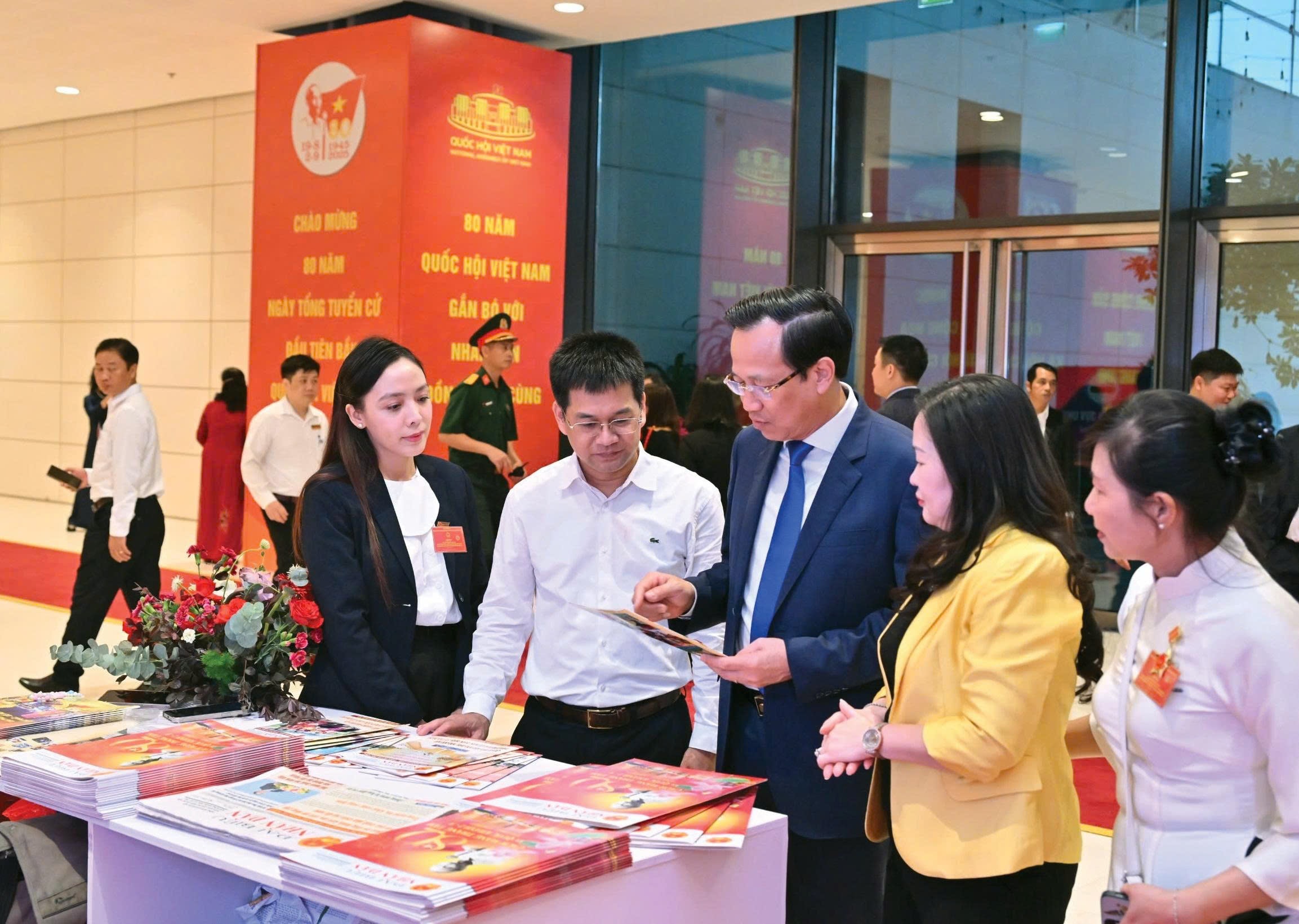 Các đại biểu tham quan gian trưng bày