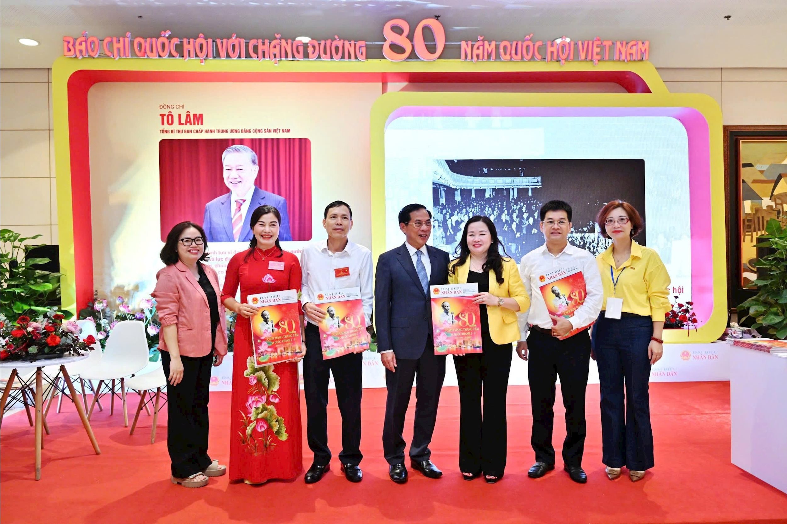 Tổng Biên tập Báo Đại biểu Nhân dân Phạm Thị Thanh Huyền và các đại biểu tham quan gian trưng bày