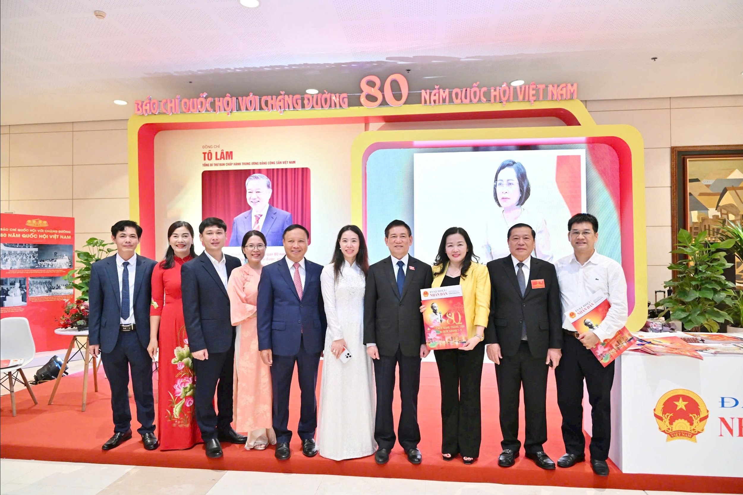 Tổng Biên tập Báo Đại biểu Nhân dân Phạm Thị Thanh Huyền và các đại biểu tham quan gian trưng bày