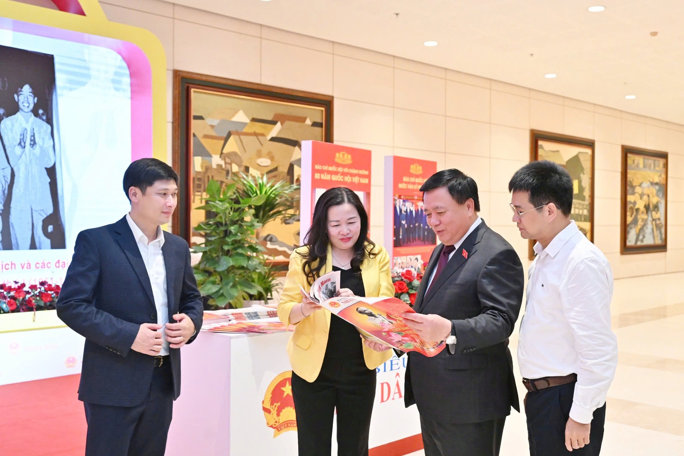 Tổng Biên tập Báo Đại biểu Nhân dân Phạm Thị Thanh Huyền và các đại biểu tham quan gian trưng bày