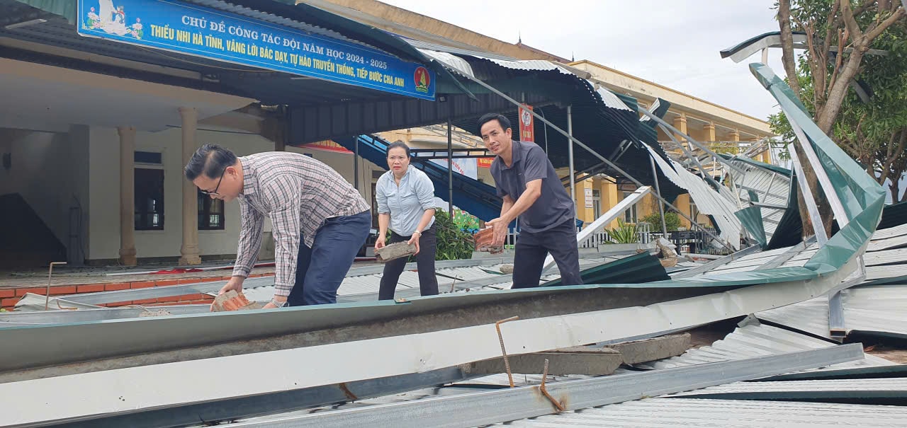 ThTrường THCS Hoa Liên, xã Cổ Đạm dọn dẹp những viên gạch bể sau bão số 5 càn quét qua