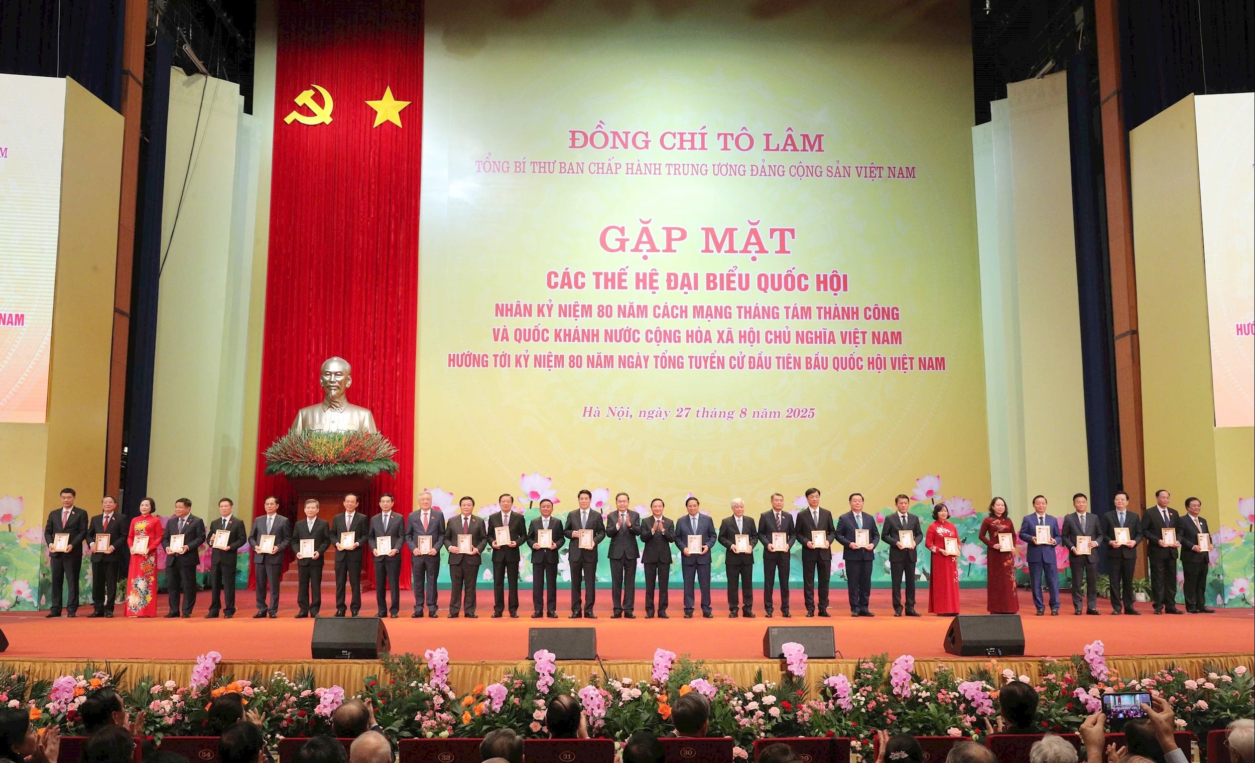 Chủ tịch Quốc hội Trần Thanh Mẫn trao kỷ niệm chương. Ảnh: Hồ Long