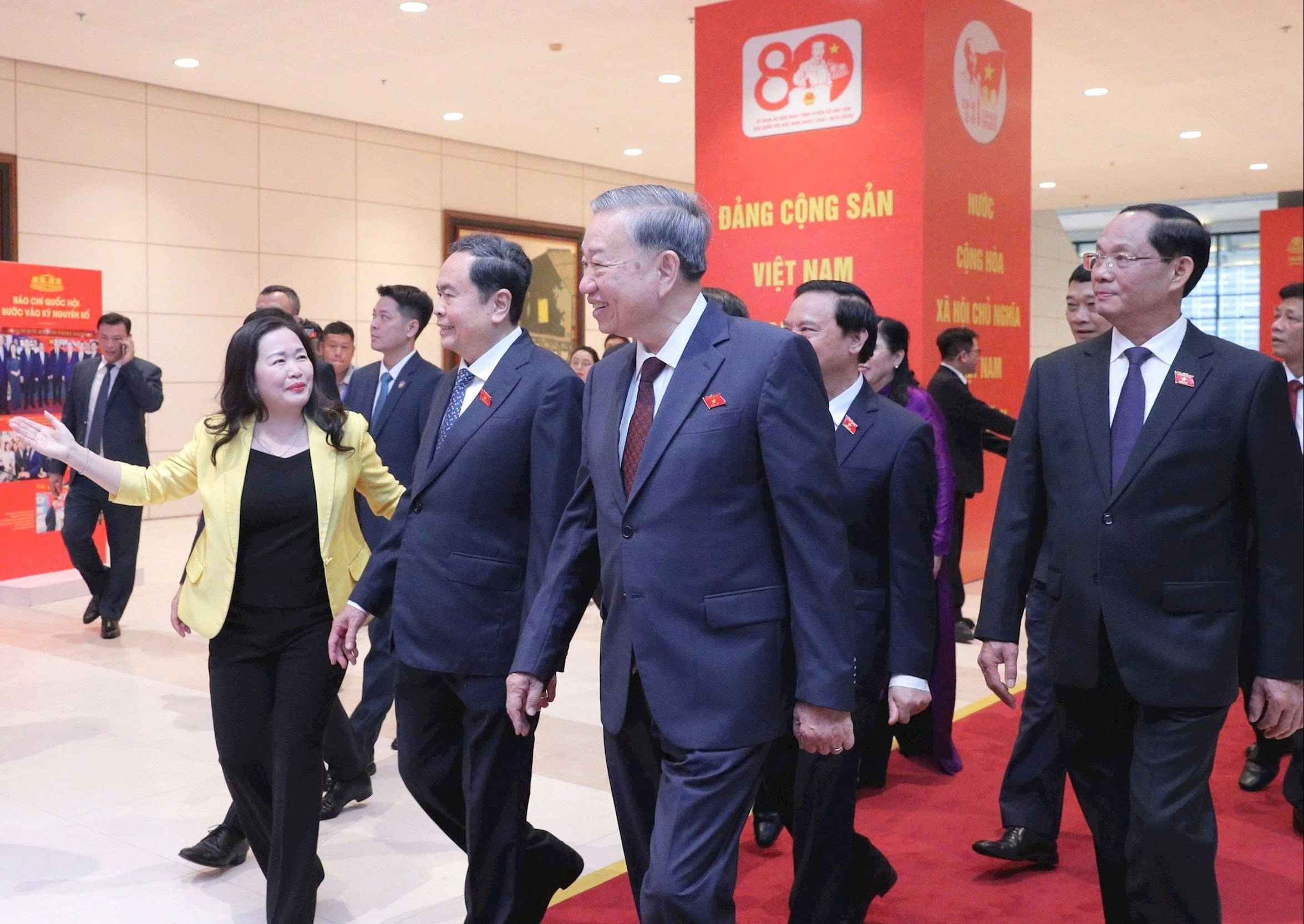 Tổng Bí thư Tô Lâm, Chủ tịch Quốc hội Trần Thanh Mẫn và các đại biểu tham quan gian trưng bày