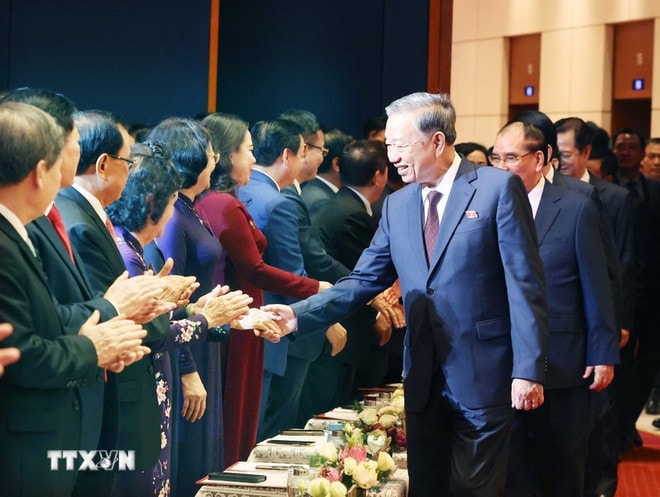 Party General Secretary To Lam shakes hands with participants in the meeting. (Photo: VNA) to-lam-3.jpg
