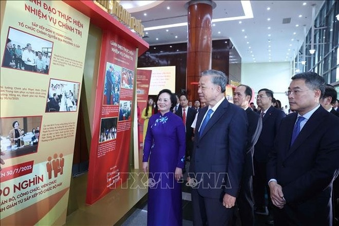 Party General Secretary To Lam visits an exhibition on the ministry's achievements. (Photo: VNA) be.jpg