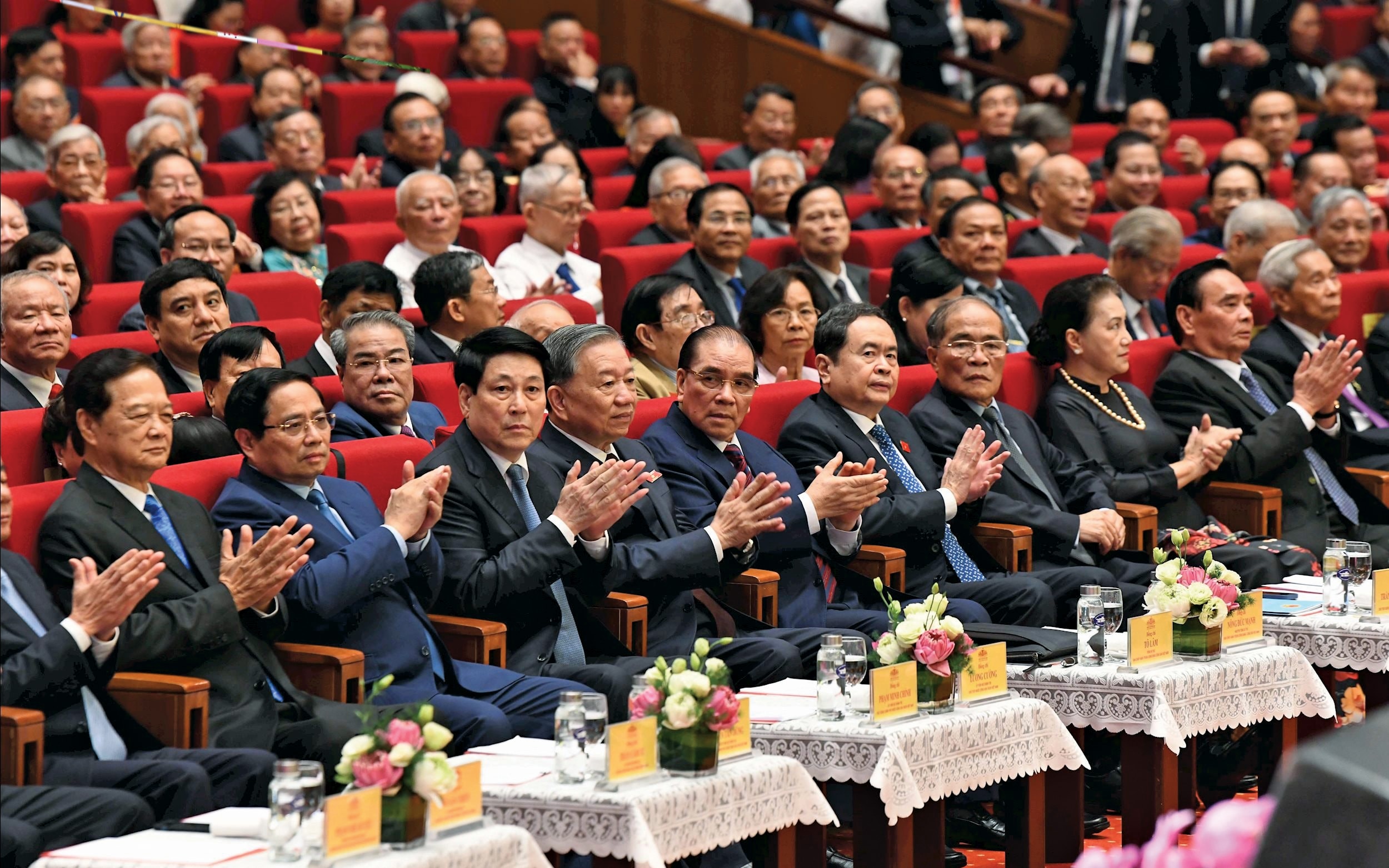 Tổng Bí thư Tô Lâm, nguyên Tổng Bí thư Nông Đức Mạnh; Chủ tịch nước Lương Cường; Thủ tướng Chính phủ Phạm Minh Chính; nguyên Thủ tướng Chính phủ Nguyễn Tấn Dũng; Chủ tịch Quốc hội Trần Thanh Mẫn; các nguyên Chủ tịch Quốc hội Nguyễn Sinh Hùng, Nguyễn Thị Kim Ngân và các đại biểu dự Cuộc gặp mặt. Ảnh: Lâm Hiển
