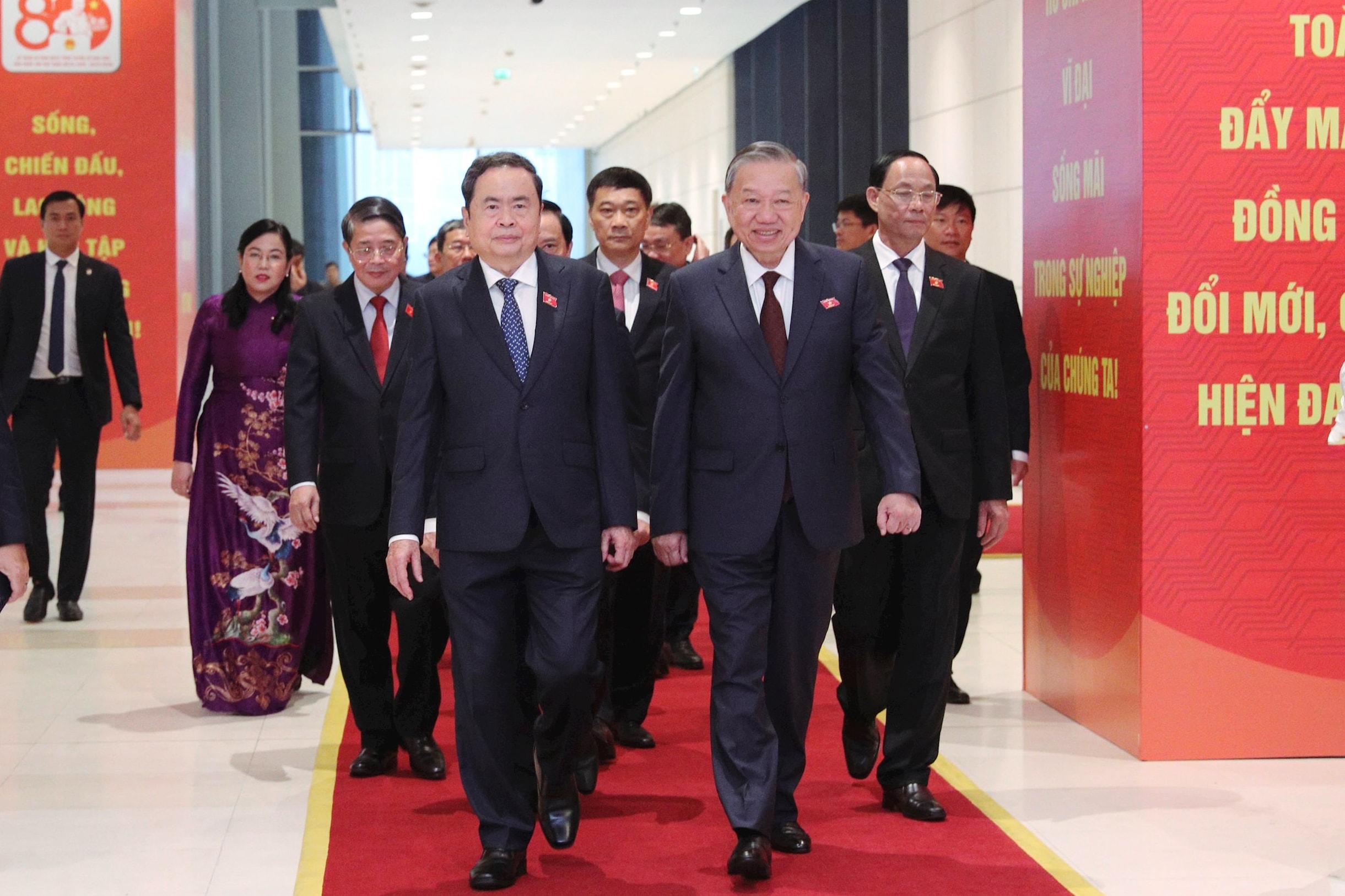 Chủ tịch Quốc hội Trần Thanh Mẫn và Lãnh đạo Quốc hội, cùng các đại biểu đón Tổng Bí thư Tô Lâm đến dự Chương trình gặp mặt. Ảnh: Hồ Long