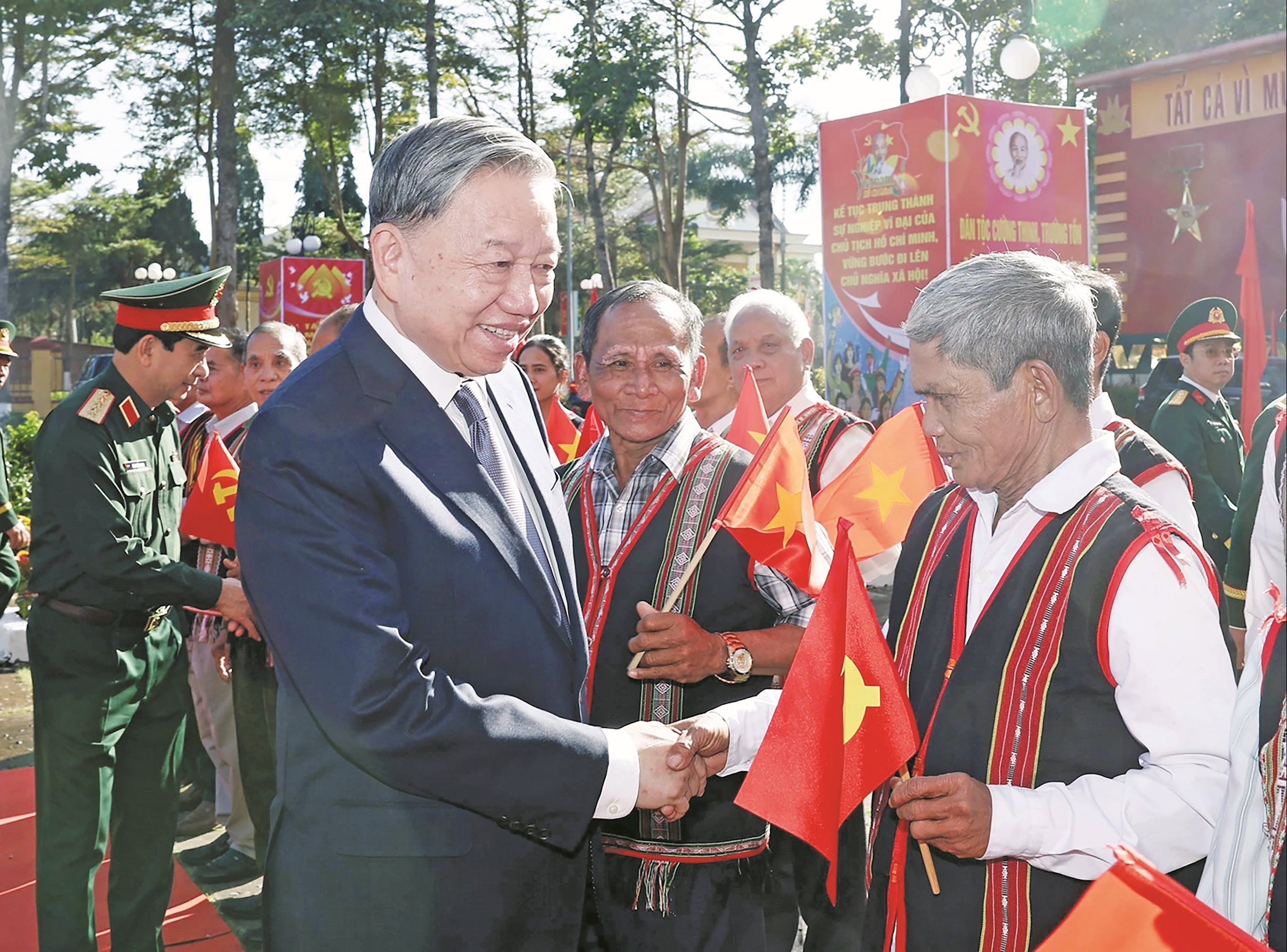 Tổng Bí thư Tô Lâm với các già làng, trưởng thôn, người lao động tiêu biểu ở tỉnh Gia Lai, ngày 6 1 2025 Ảnh TTXVN