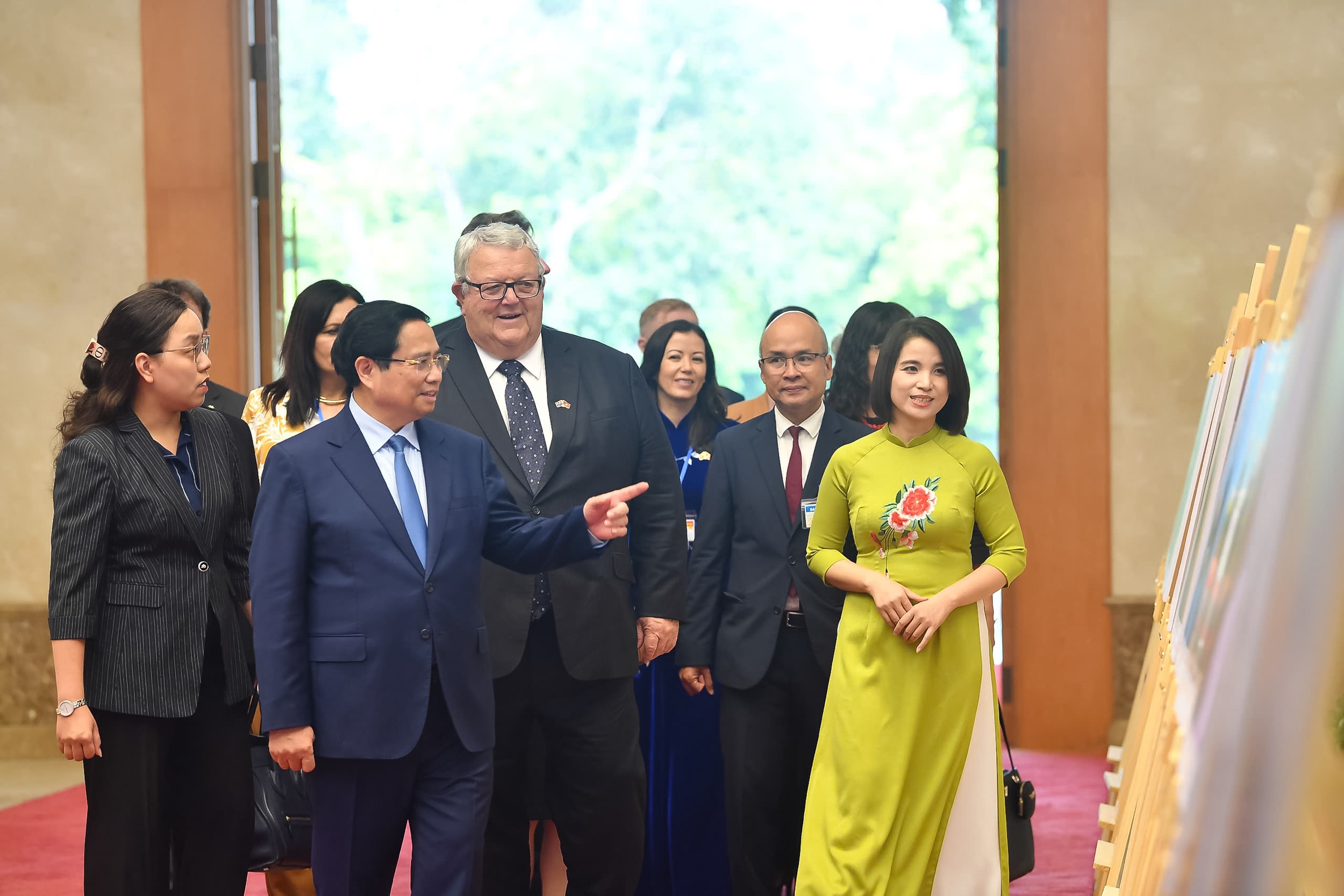 02 - Chủ tịch Quốc hội New Zealand Gerry Brownlee và Thủ tướng Chính phủ Phạm Minh Chính xem triển lãm ảnh ngoại giao 2 nước - Ảnh: Trọng Hải