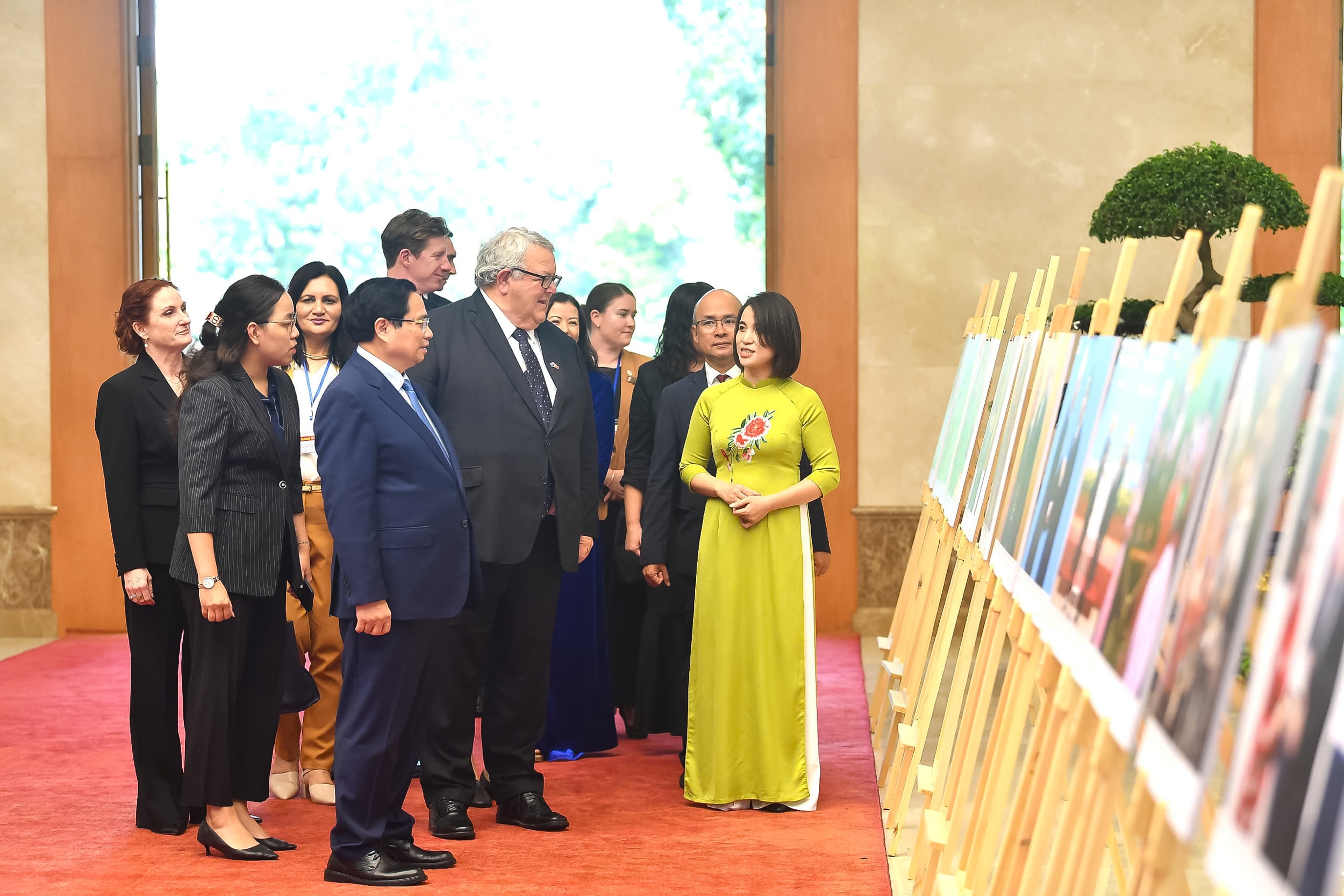 03 - Chủ tịch Quốc hội New Zealand Gerry Brownlee và Thủ tướng Chính phủ Phạm Minh Chính xem triển lãm ảnh ngoại giao 2 nước - Ảnh: Trọng Hải