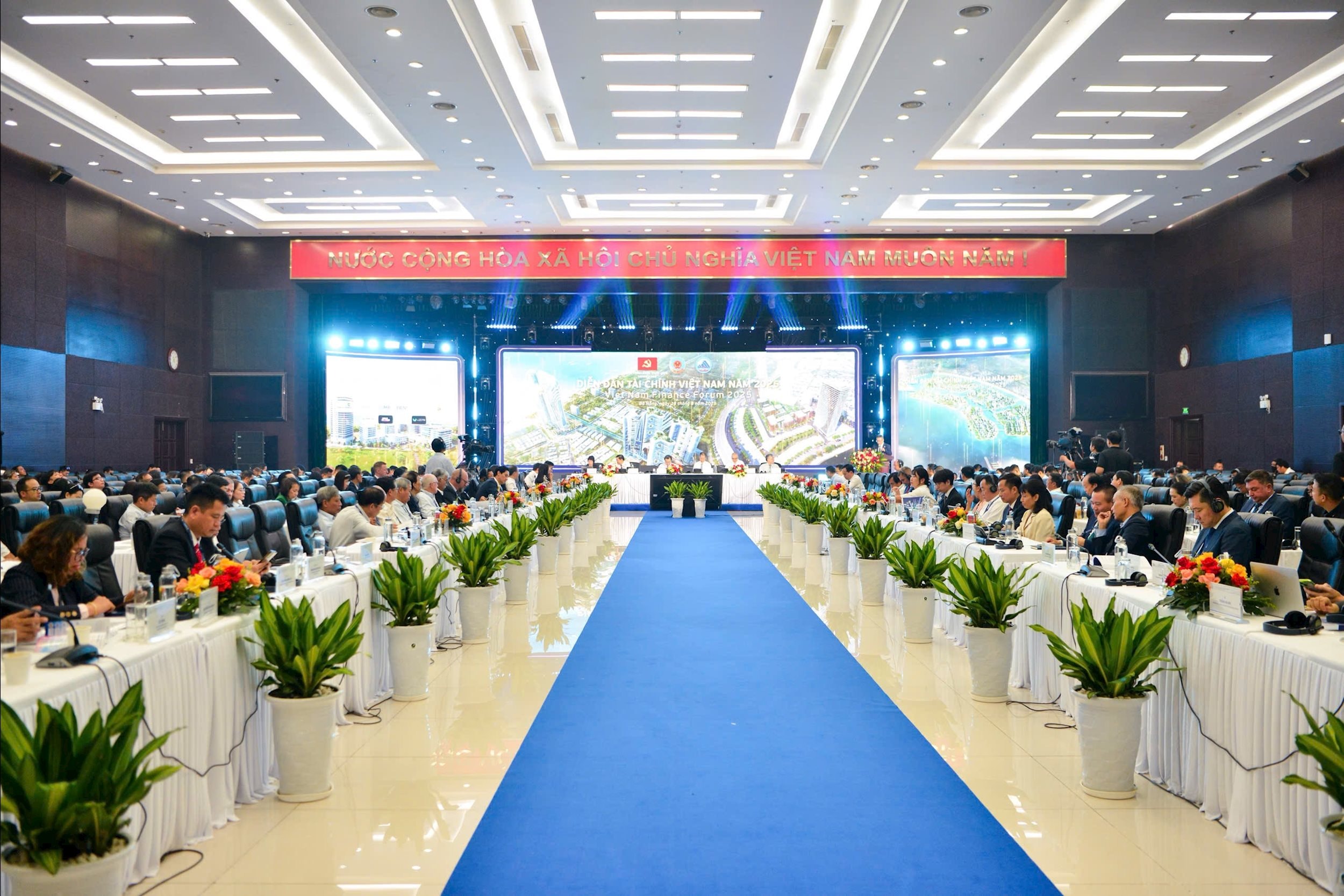 Toàn cảnh phiên toàn thể Diễn đàn tài chính thường niên Việt Nam năm 2025. Ảnh: LC