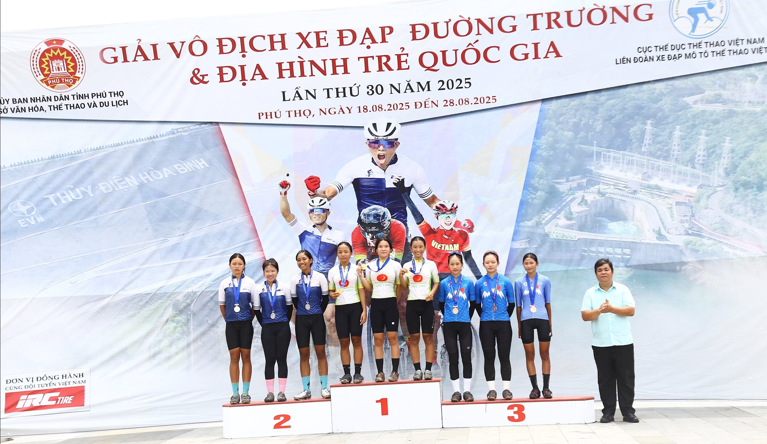Nhất, Nhì, Ba cho đồng đội n