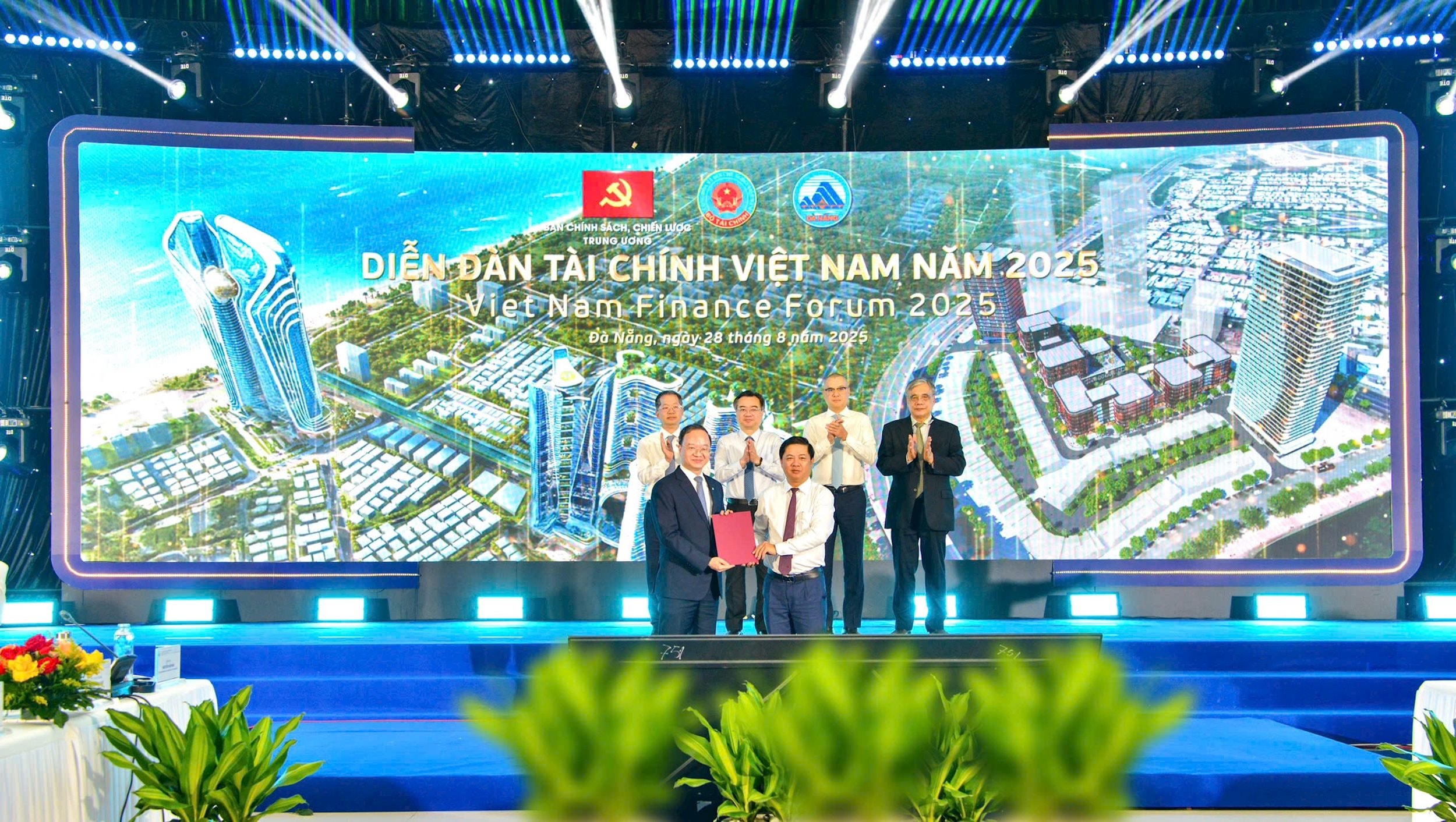 Ông Lê Quang Vinh, Tổng Giám đốc Vietcombank (bên trái) và ông Lương Nguyễn Minh Triết - UV dự khuyết BCH TW Đảng, Chủ tịch UBND TP Đà Nẵng trao biên bản ghi nhớ hợp tác trước sự chứng kiến của Đoàn Chủ toạ phiên toàn thể Diễn đàn tài chính thường niên Việt Nam năm 2025. Ảnh: LC