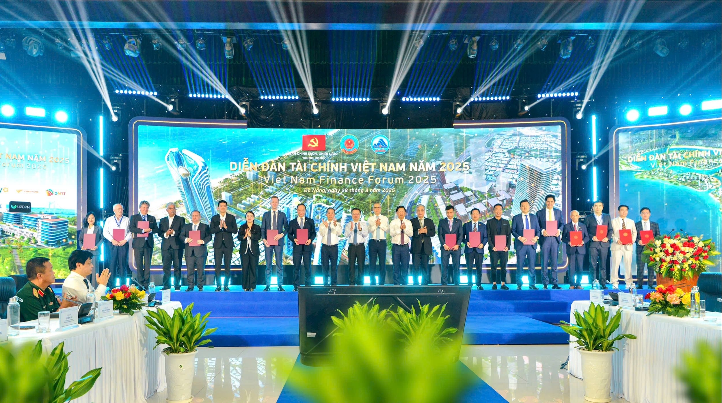 Toàn cảnh lễ trao biên bản ghi nhớ hợp tác của UBND TP Đà Nẵng với Vietcombank và các đối tác. Ảnh: LC