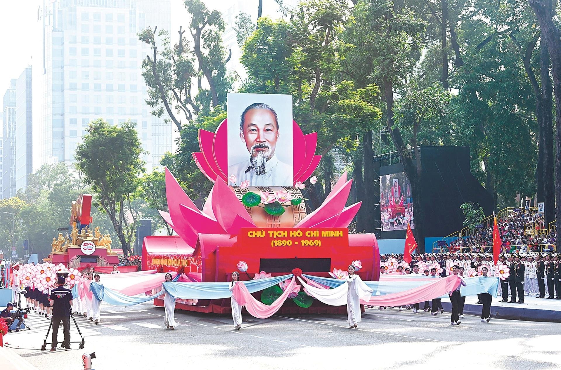 80-nam-nhi-le-cover(1).jpg