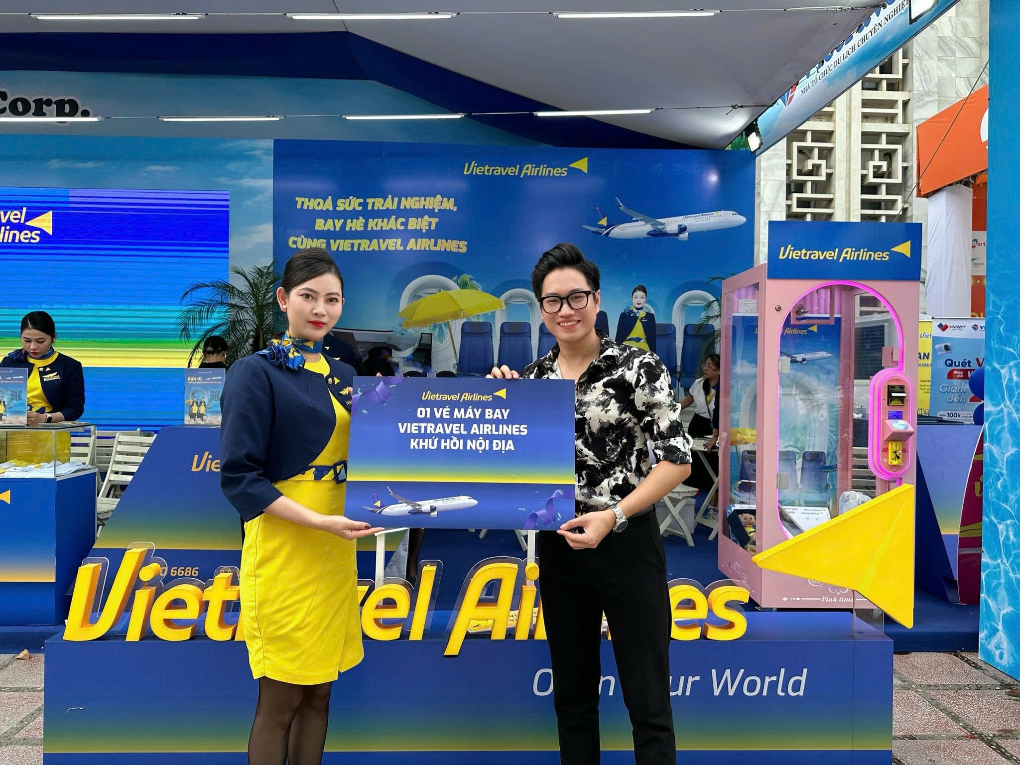 Ảnh 1. Tại triển lãm, gian trưng bày của Vietravel Airlines được thiết kế thành một chuỗi hành trình cảm xúc với 4 khu vực trải nghiệm. Ảnh VT