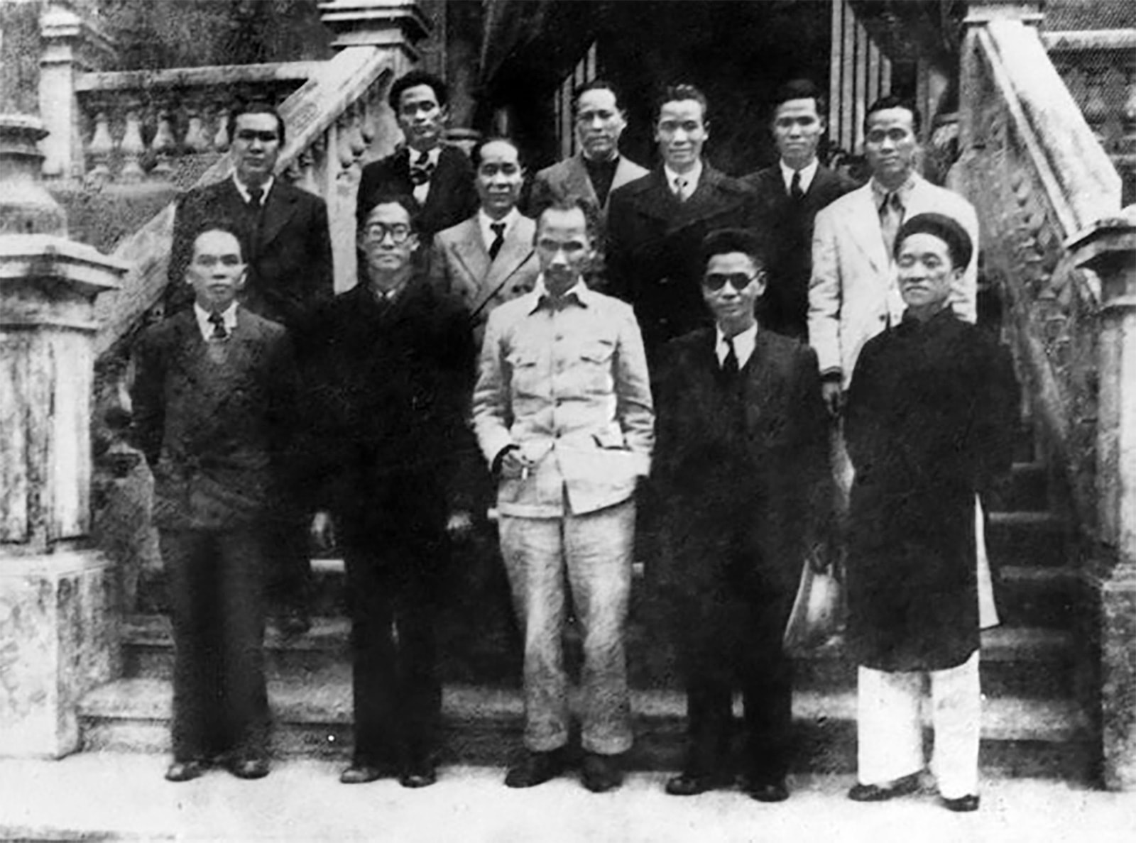 Chủ tịch Hồ Chí Minh và các thành viên Hội đồng Chính phủ Lâm thời nước Việt Nam Dân chủ Cộng hòa ra mắt sau phiên họp đầu tiên, sáng 3/9/1945. Ảnh: Tư liệu