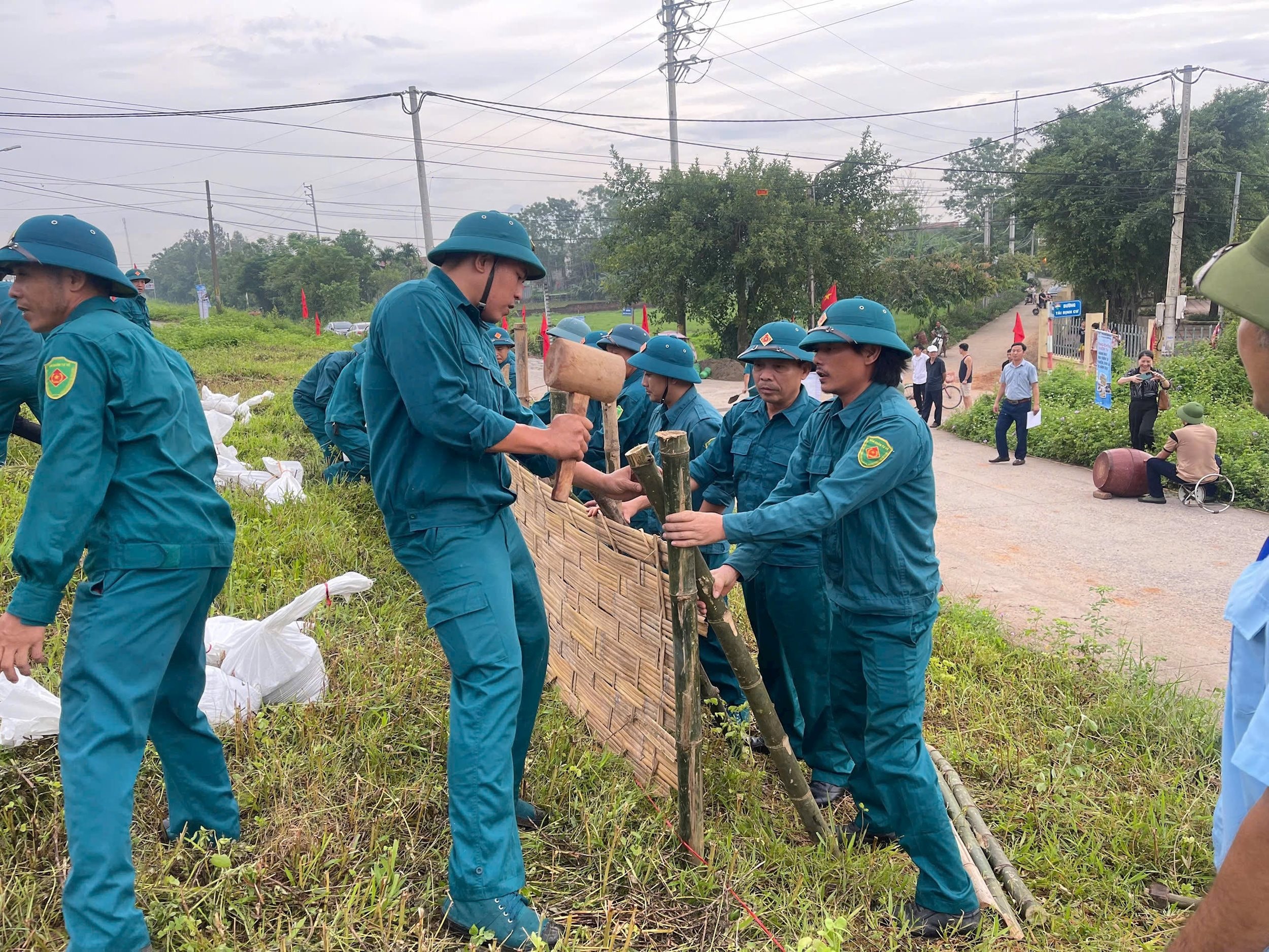 Chú thích ảnh Lực lượng xung kích phòng, chống thiên tai xã Vật Lại tham gia buổi diễn tập. Ảnh BN