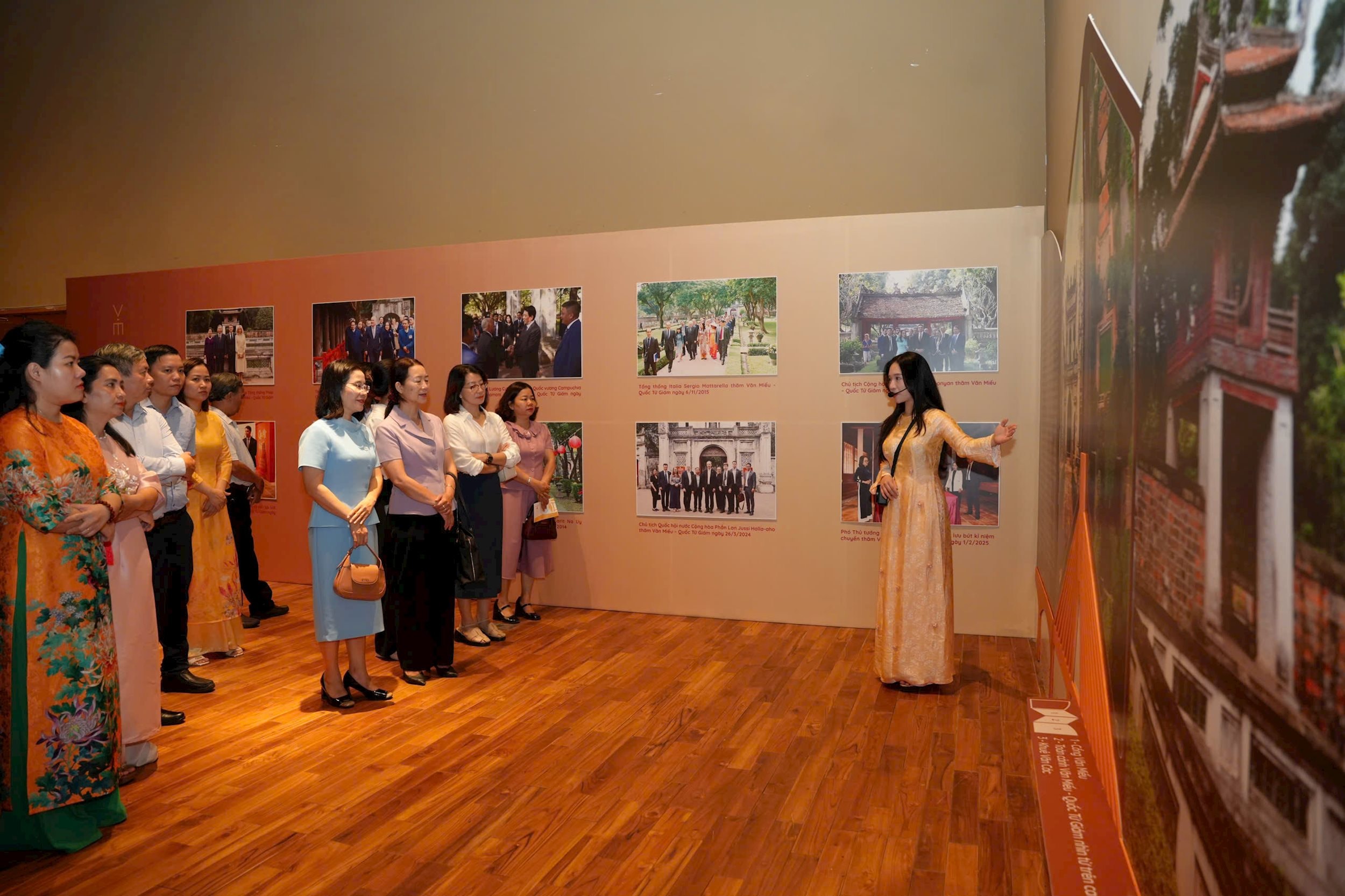Đại biểu nghe thuyết minh triển lãm