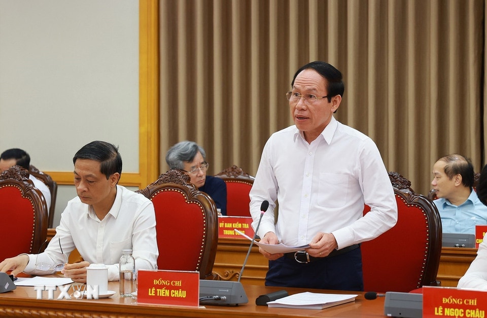 Bí thư Thành ủy thành phố Hải Phòng Lê Tiến Châu báo cáo Dự thảo văn kiện và phương án nhân sự cấp ủy Đại hội đại biểu Đảng bộ Thành phố Hải Phòng nhiệm kỳ 2025-2030. (Ảnh: Dương Giang/TTXVN)