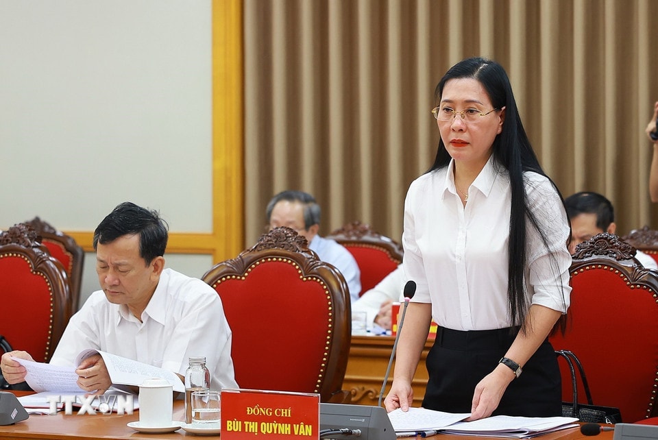 Bà Bùi Thị Quỳnh Vân, Bí thư Tỉnh ủy Quảng Ngãi báo cáo Dự thảo văn kiện và phương án nhân sự cấp uỷ Đại hội đại biểu Đảng bộ tỉnh nhiệm kỳ 2025-2030. (Ảnh: Dương Giang/TTXVN)