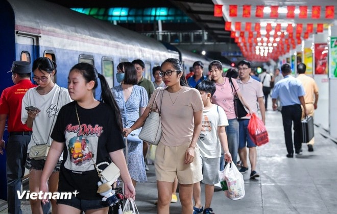 To meet the rising travel demand, in addition to regular daily services, the Railway Transport Joint Stock Company adds 51 extra trains to accommodate passengers during the National Day holiday. (Photo: VNA) To meet the rising travel demand, in addition to regular daily services, the Railway Transport Joint Stock Company adds 51 extra trains to accommodate passengers during the National Day holiday. (Photo: VNA)